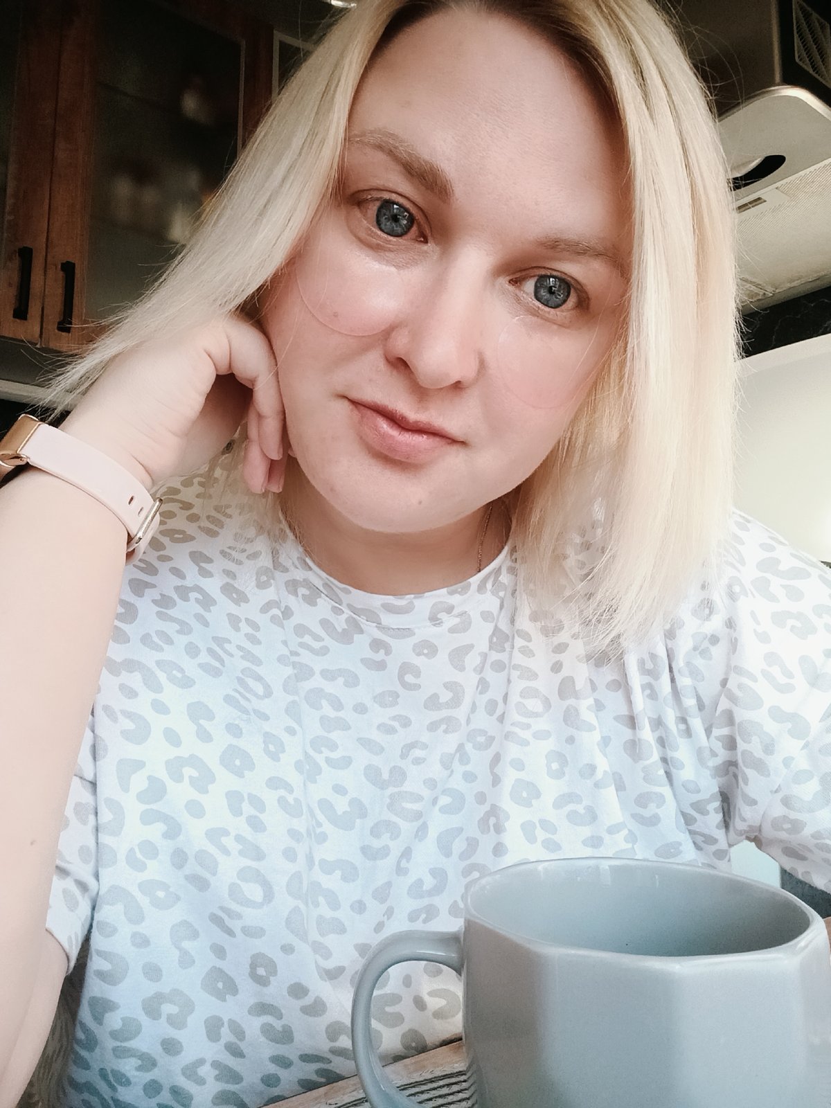 Woman's morning beauty routine documented in Chaikovsky, Russia