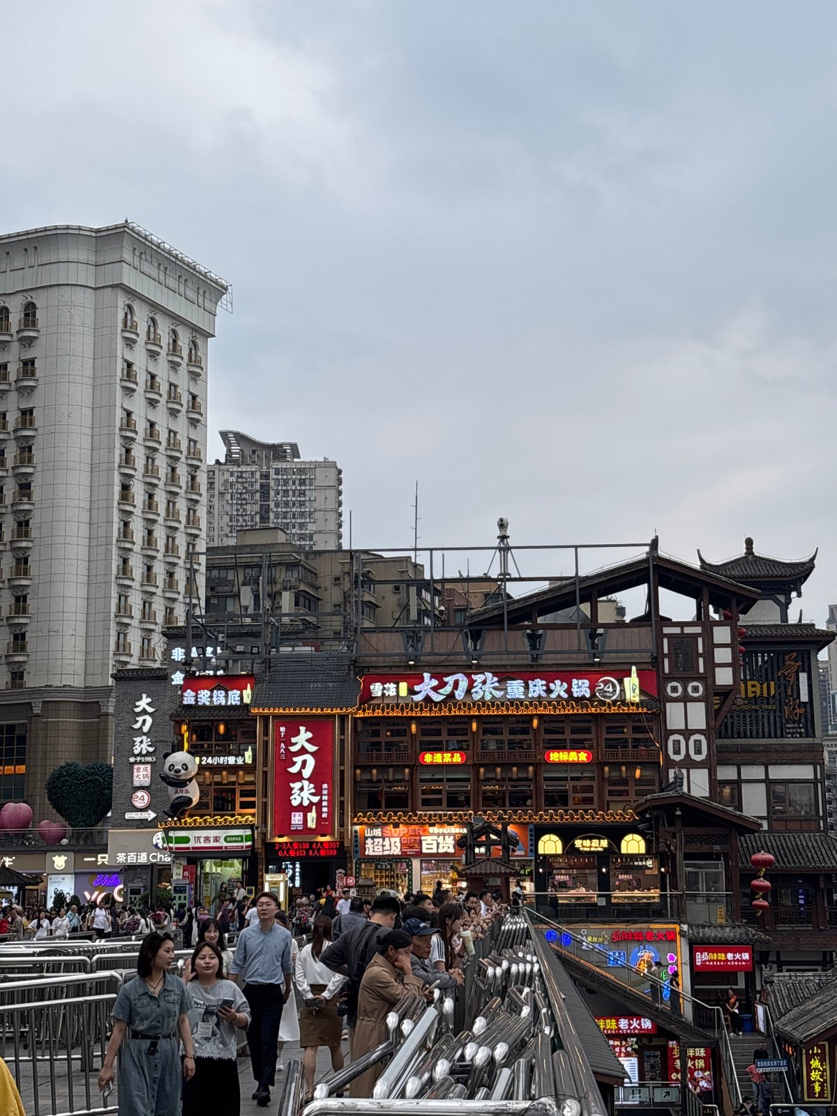Morning life documented across Chongqing's urban districts