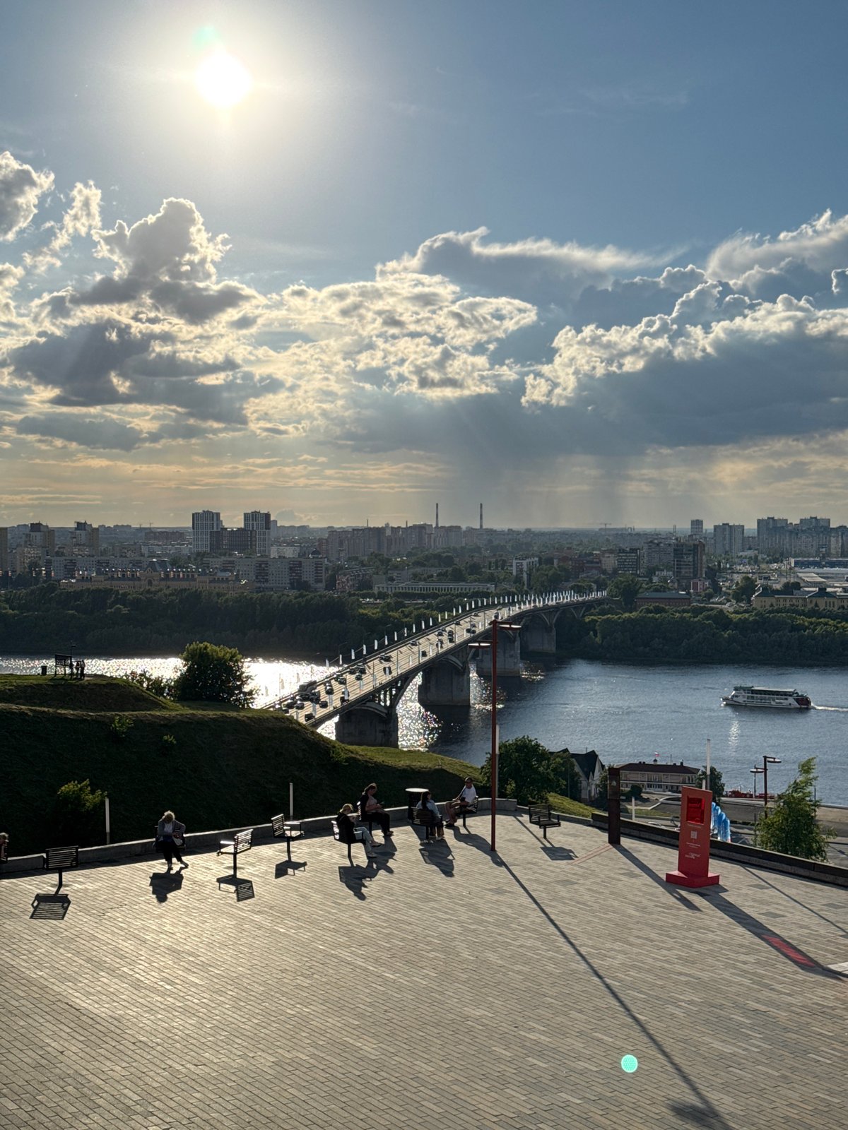 Sunset plaza views and VR headsets along the Nizhny Novgorod riverfront
