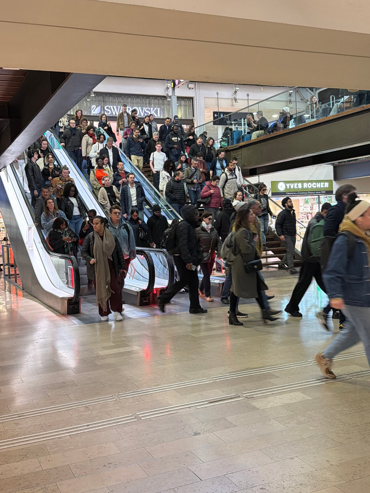 Morning crowd fills Paris shopping mall escalator