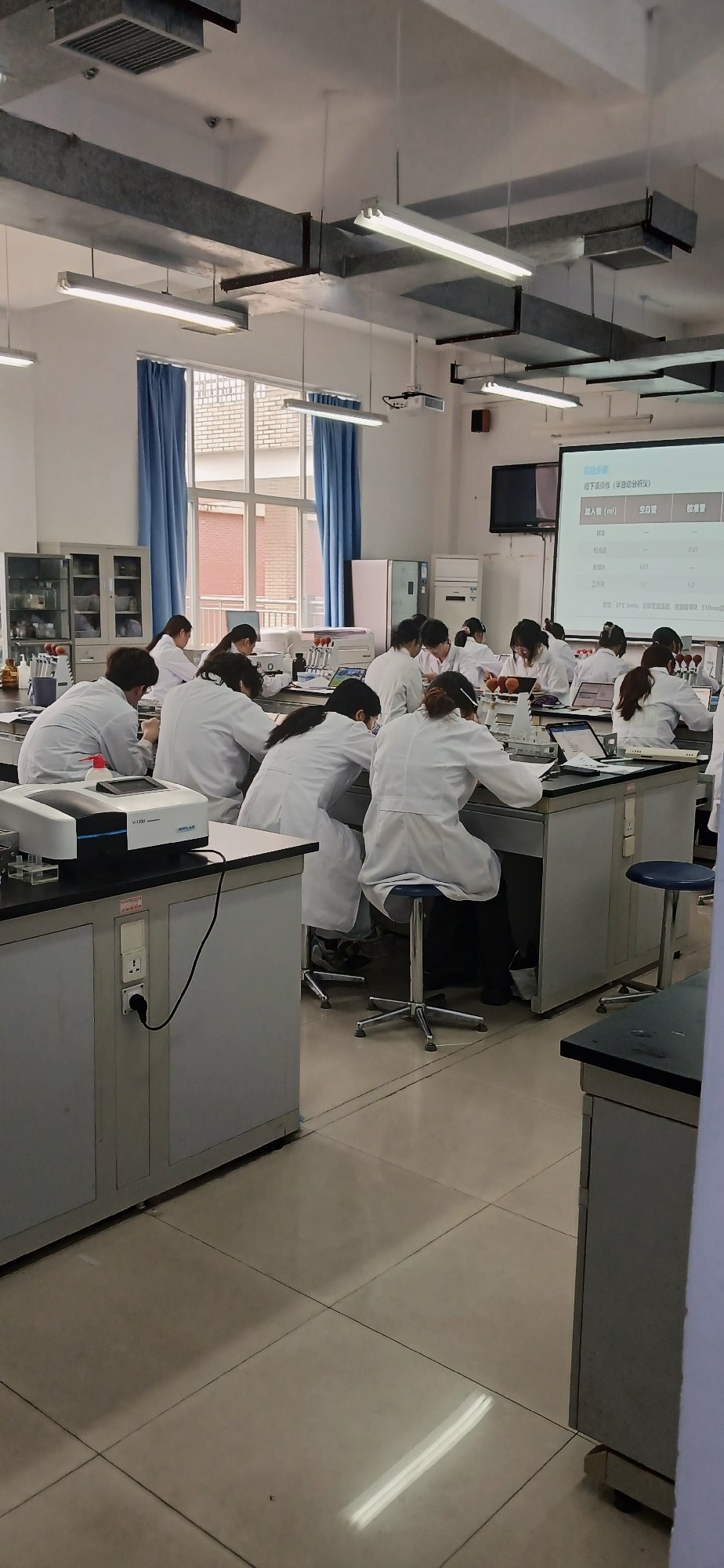 Students conduct lab experiments in Chongqing High-tech Zone
