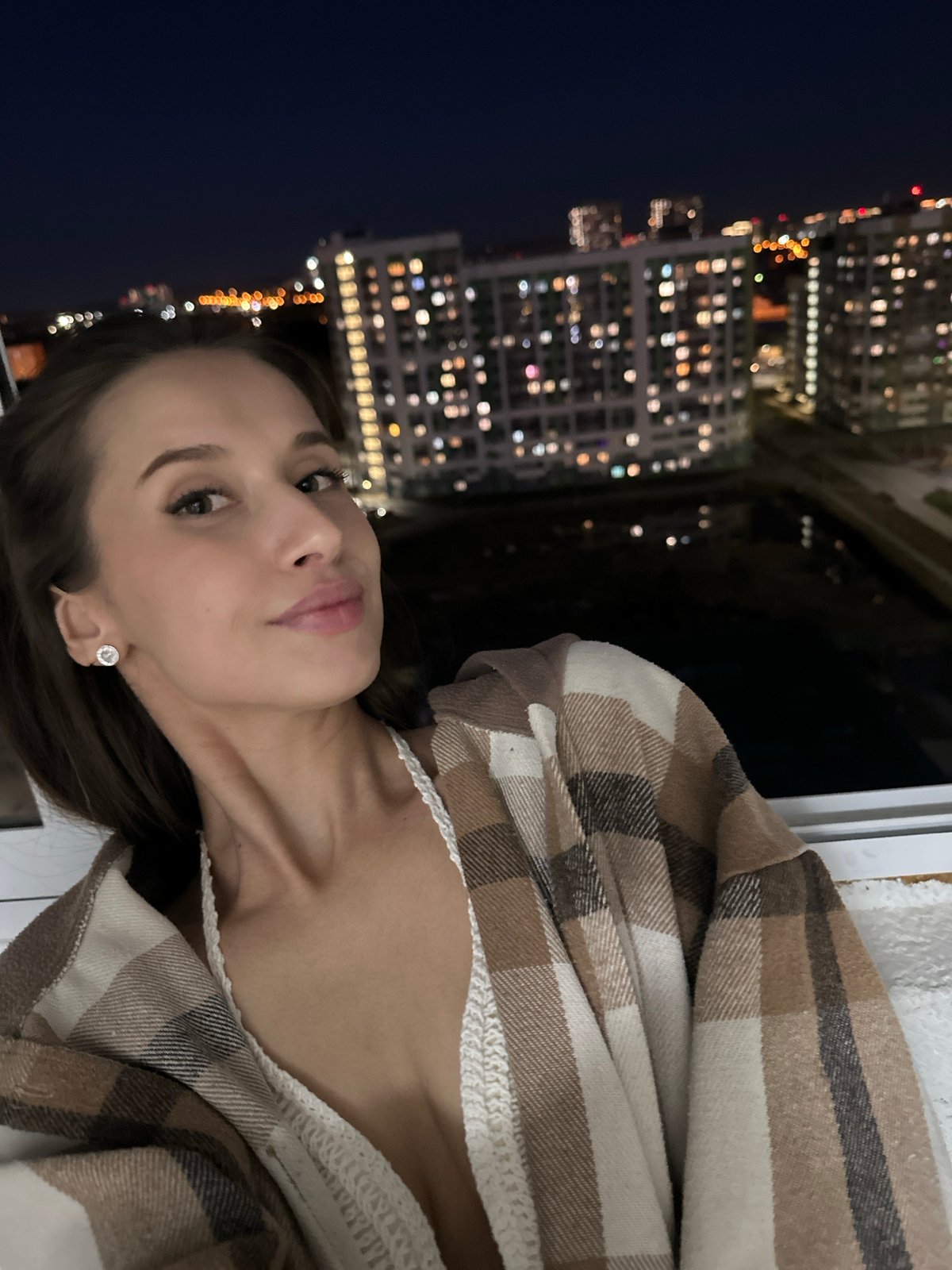 Woman conducts extended selfie session in Yekaterinburg apartment