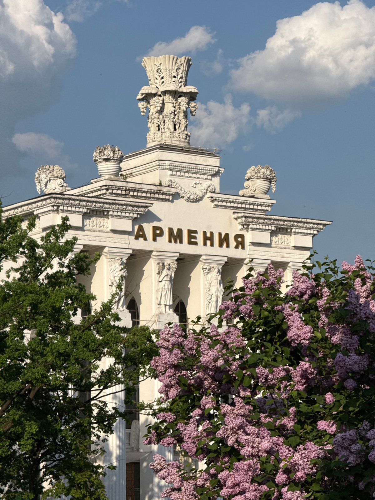 Moscow architectural landmarks and Friendship of Nations Fountain documented