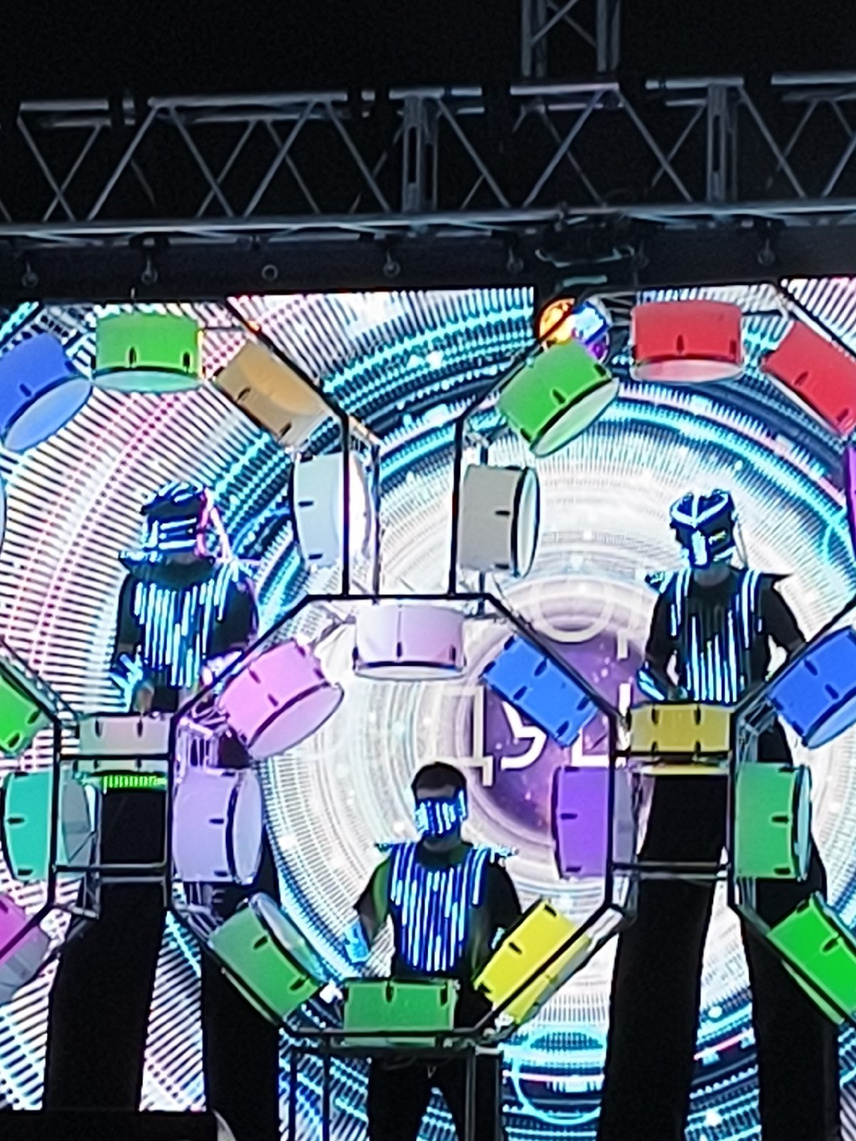 Multi-stage cultural festival draws crowds for evening performances and fountains