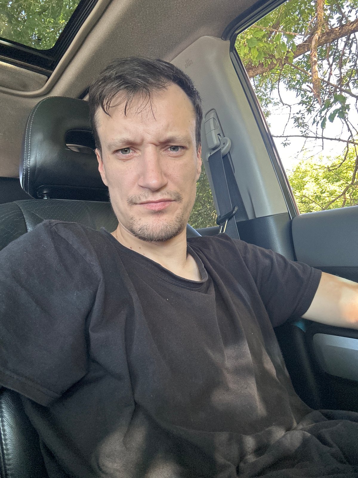 Morning stop by a lake in Makiv, selfies and scenery from inside a car.