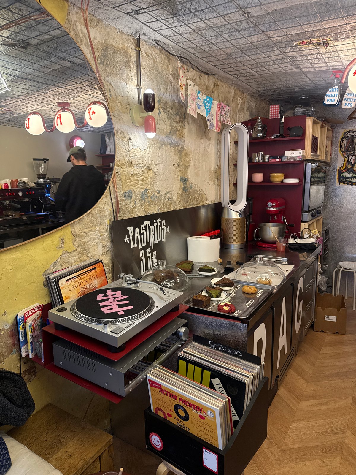 Witness documents nine-minute café visit in Paris