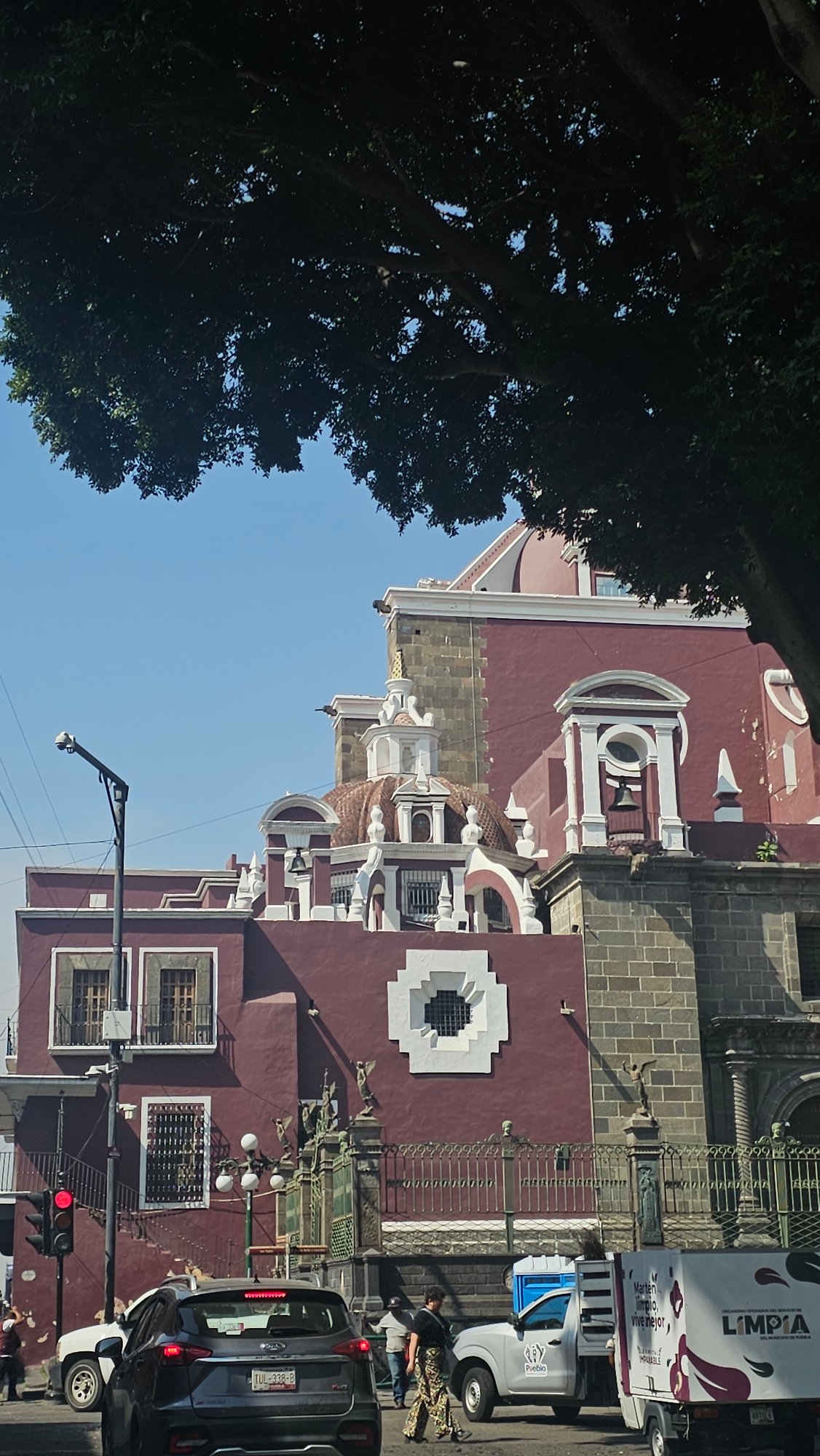 Witness documents colonial street scenes in Puebla, Mexico