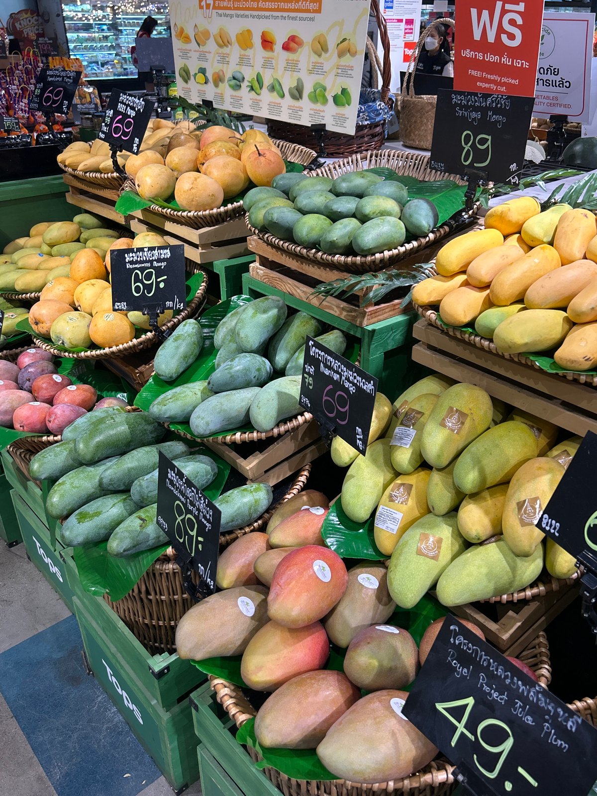 Thai mango varieties displayed at Chang Phueak supermarket