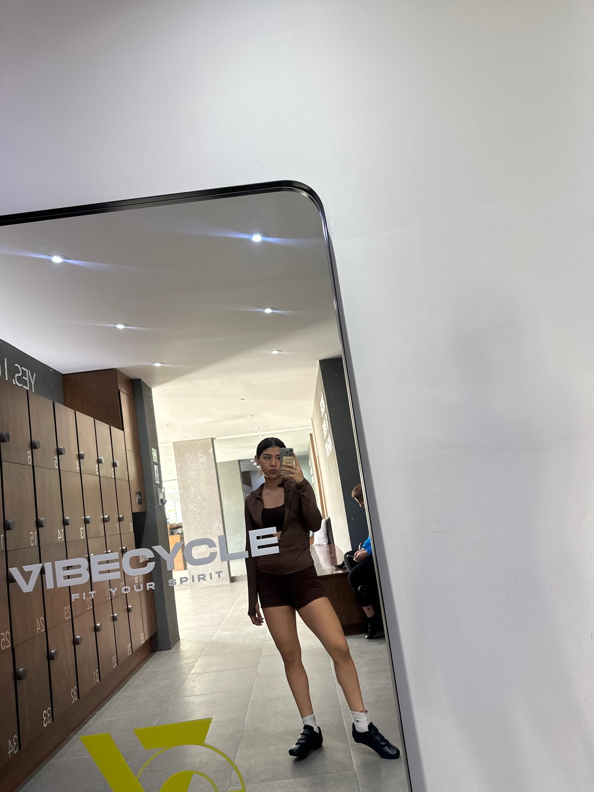 Gym-goer documents workout session with mirror selfies in Mexico