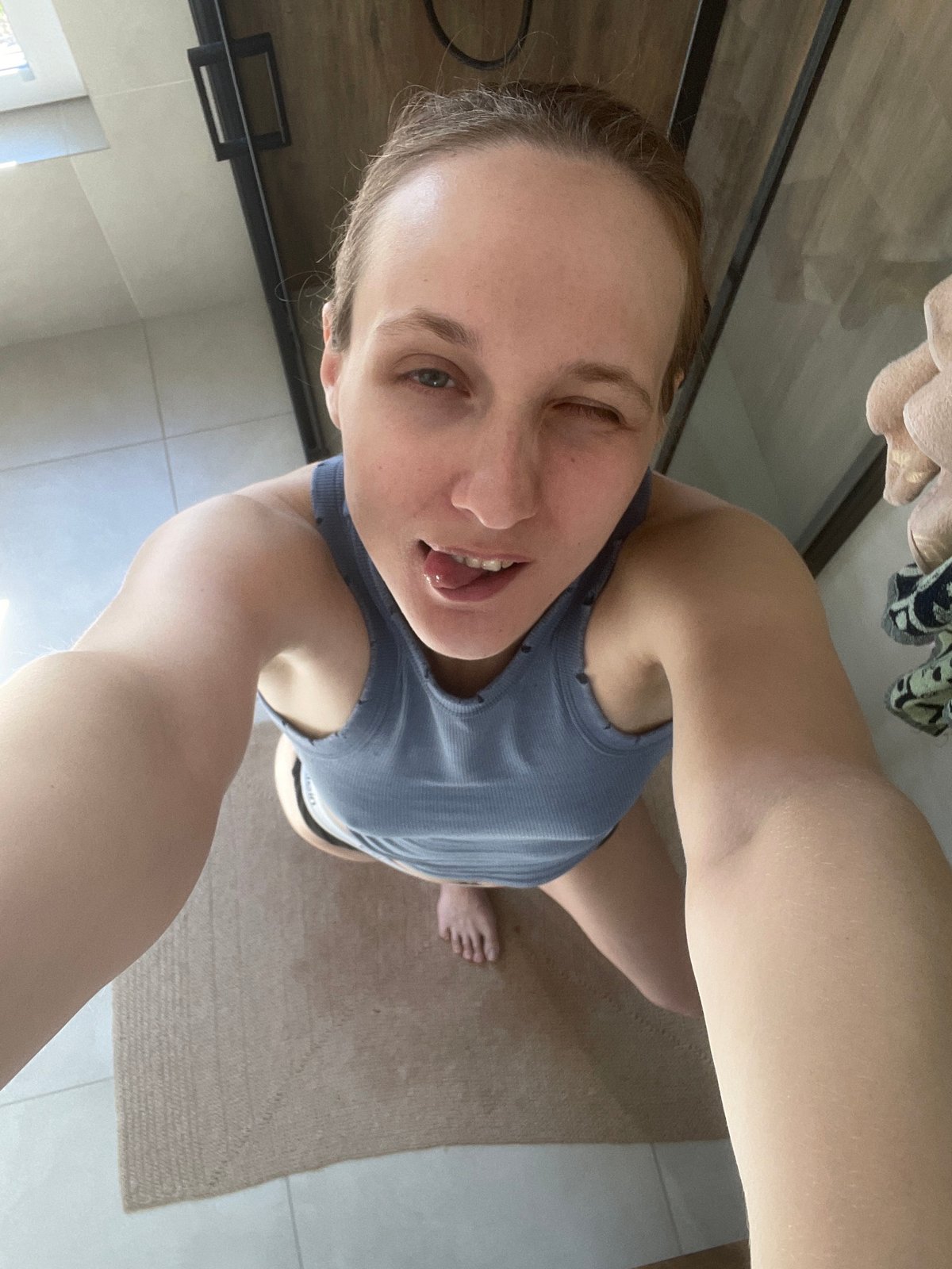 Woman takes bathroom selfies in Подшивалово, Russia