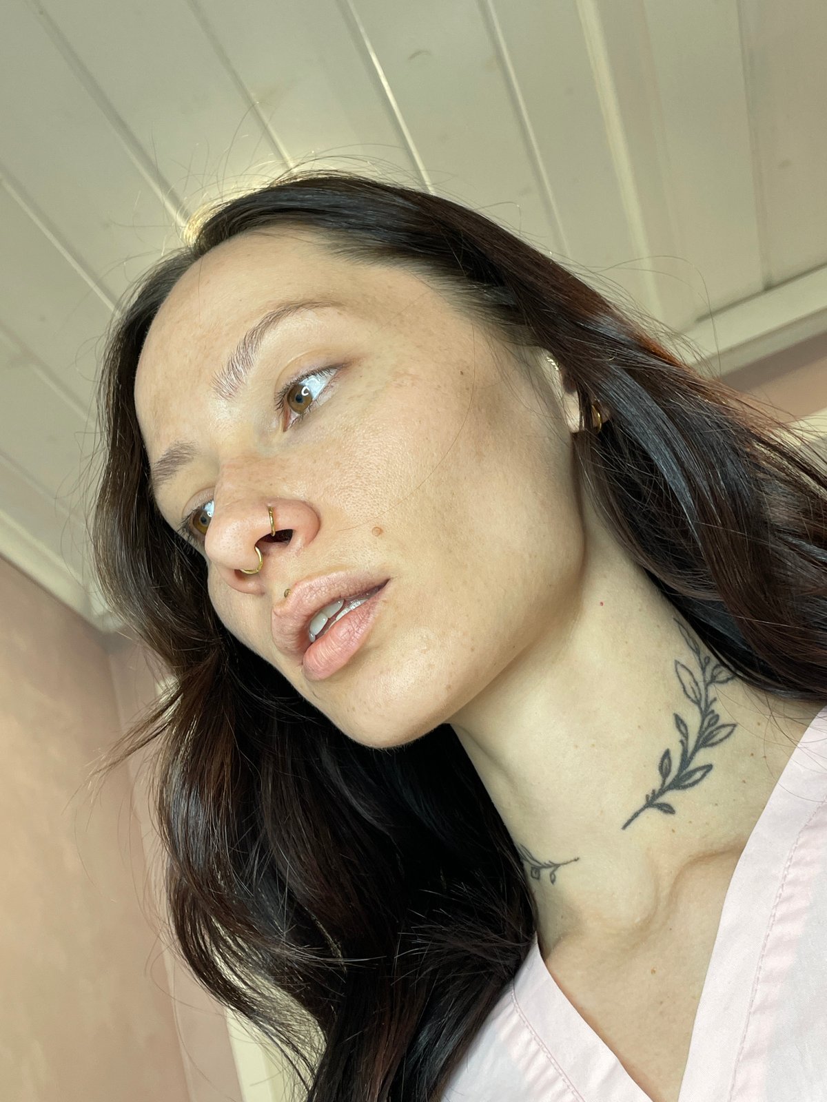 Woman photographed with distinctive tattoo and jewelry in Izhevsk