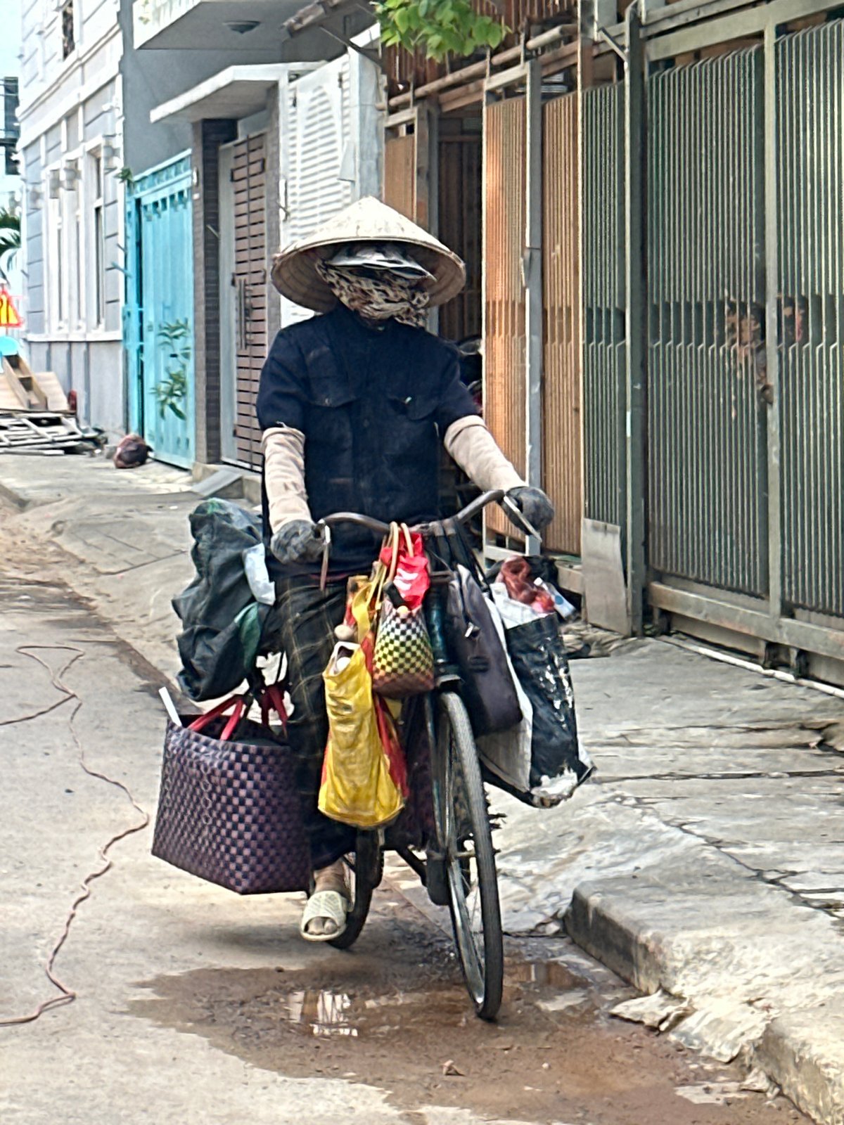 Morning street activity in Đà Nẵng — bicycle hauler and Grab rider