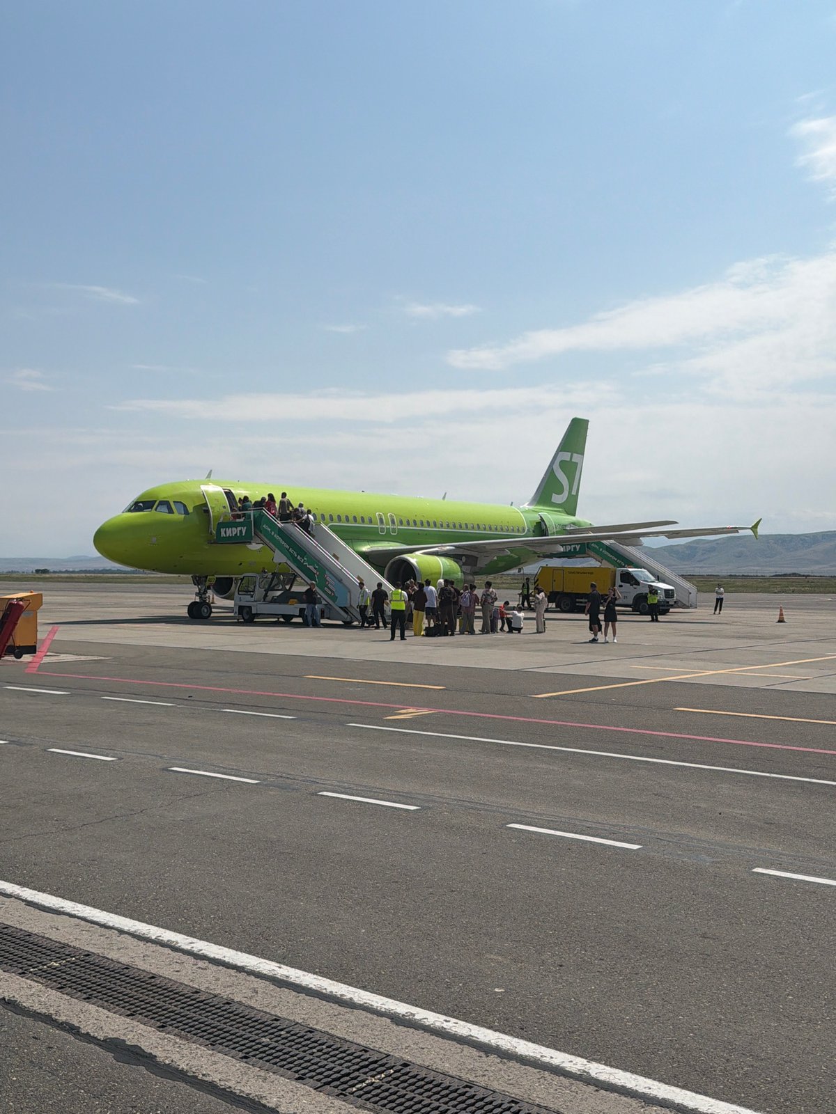 S7 Airlines A320 boarding at Kaspiysk airport