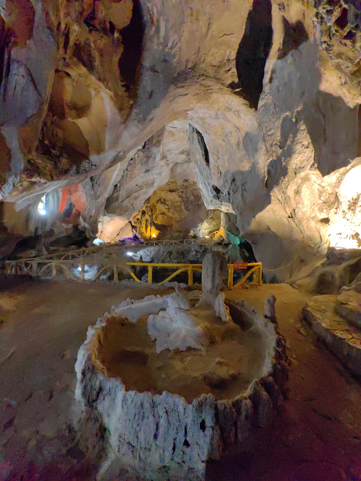 Tourists explore caves with celebratory poses in Lạng Sơn