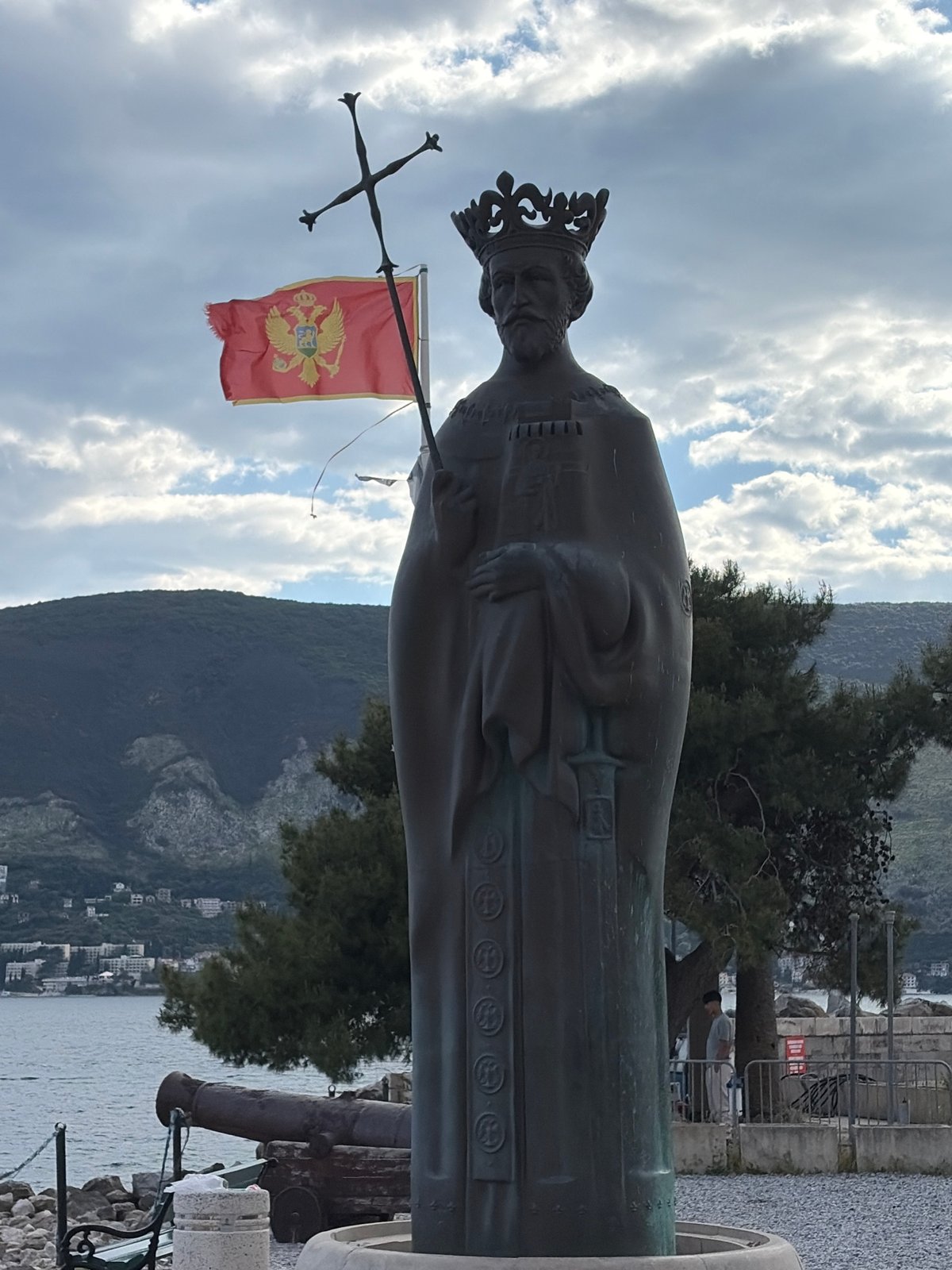 Bronze royal statue with Montenegrin flag spotted in Herceg Novi