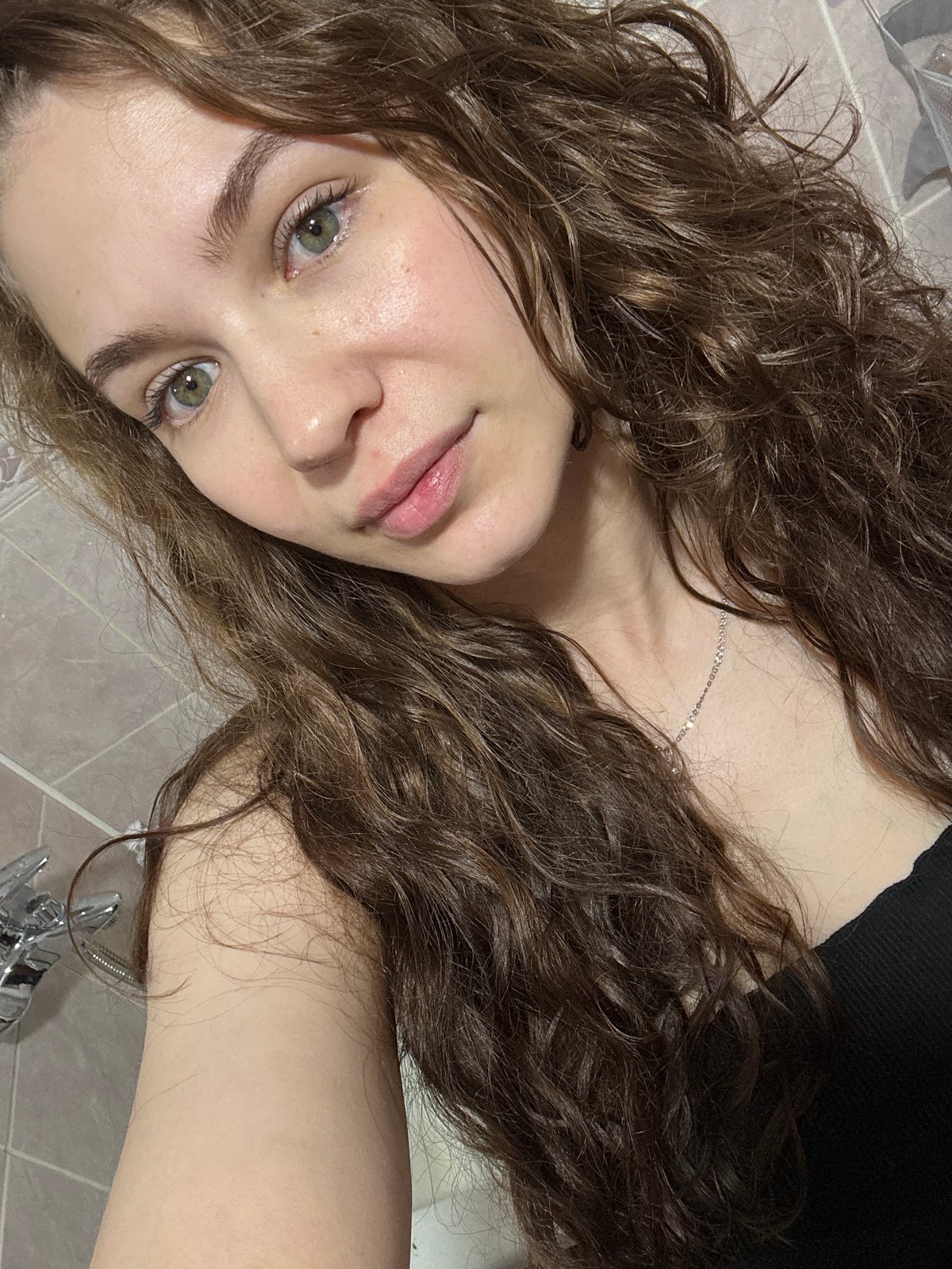 Woman documents evening routine in Russian bathroom selfies