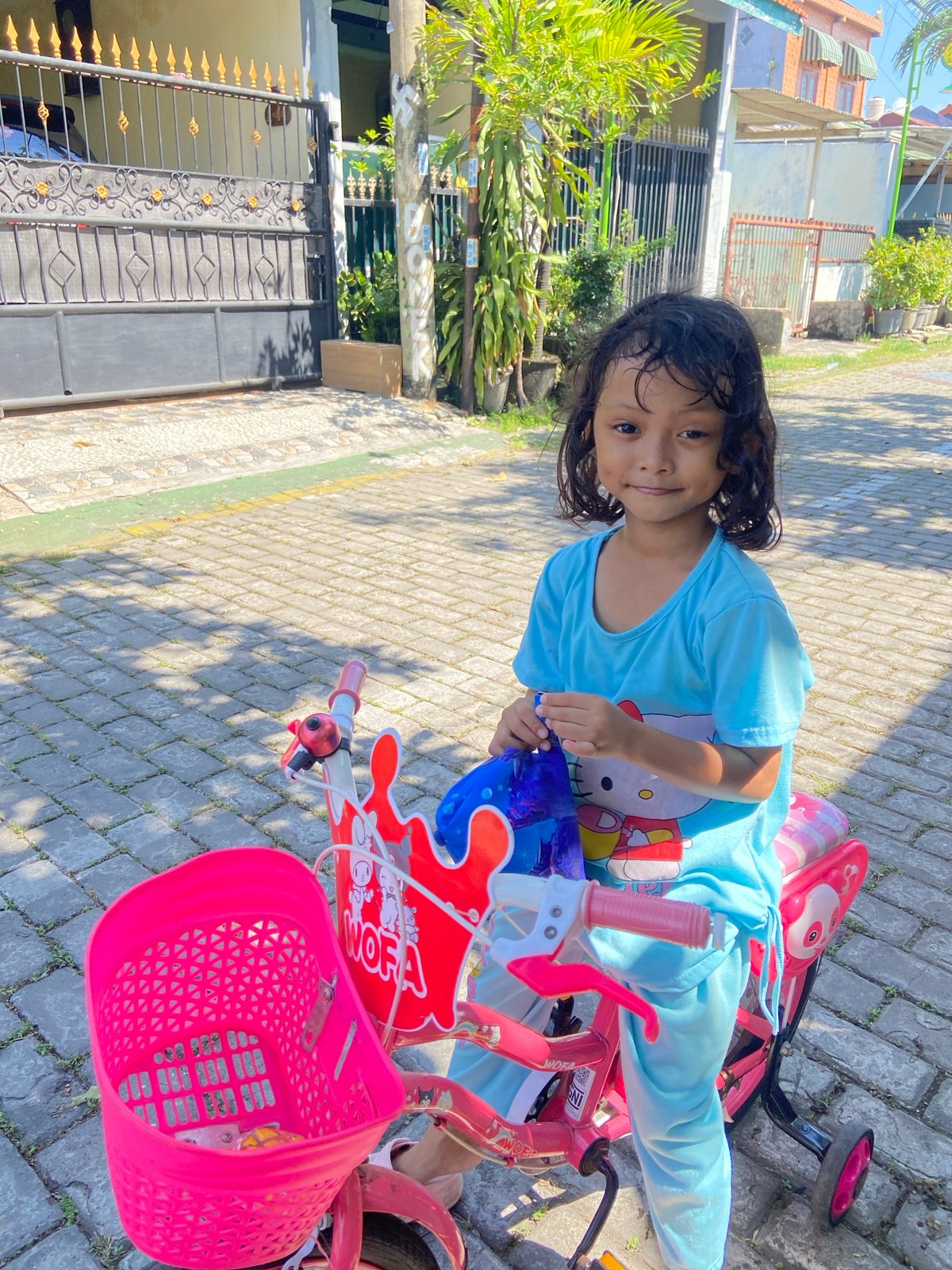 Neighborhood activities in Gelam: cycling, sorting materials, cleaning