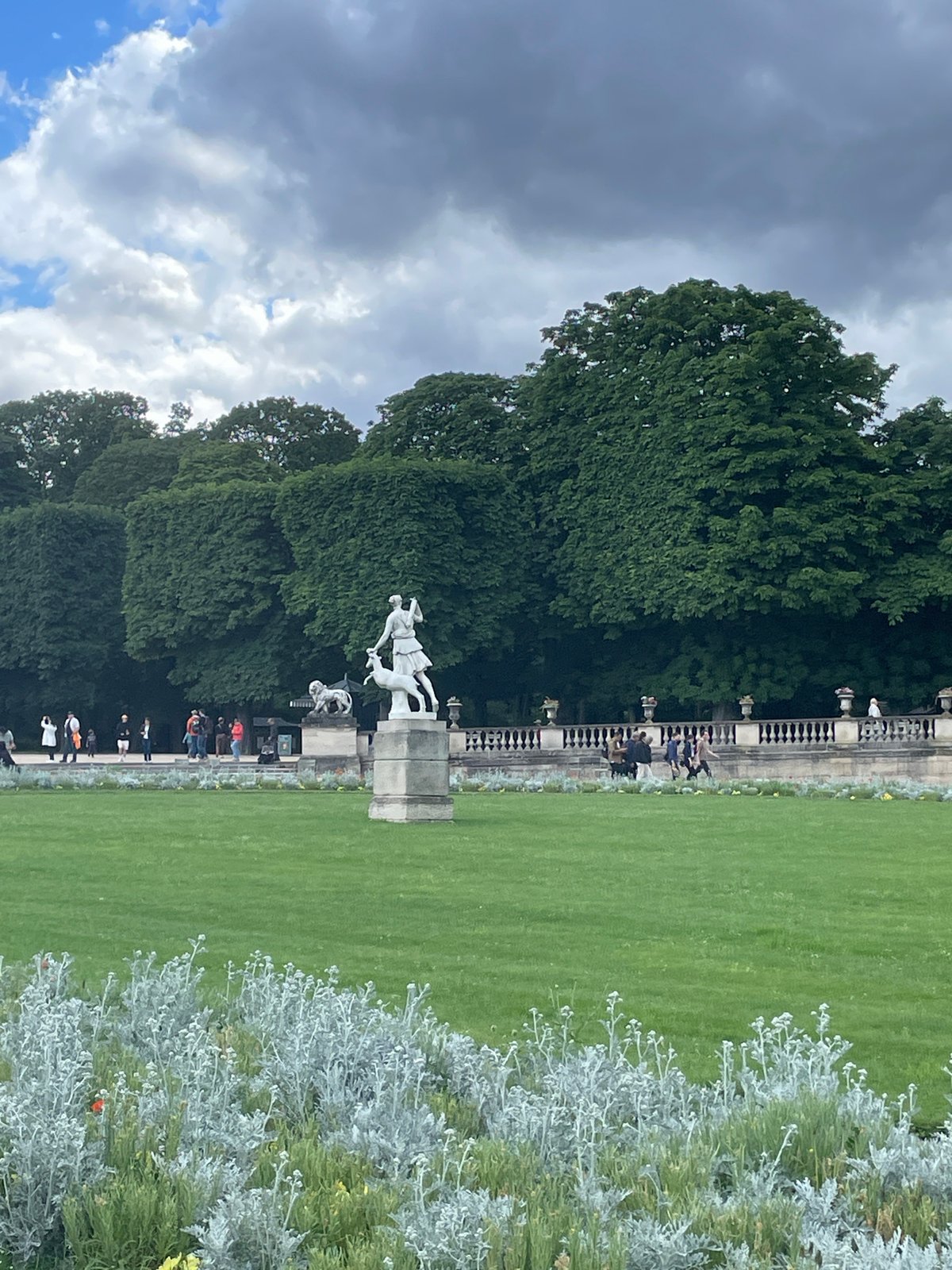 Peaceful afternoon scenes documented at Paris park