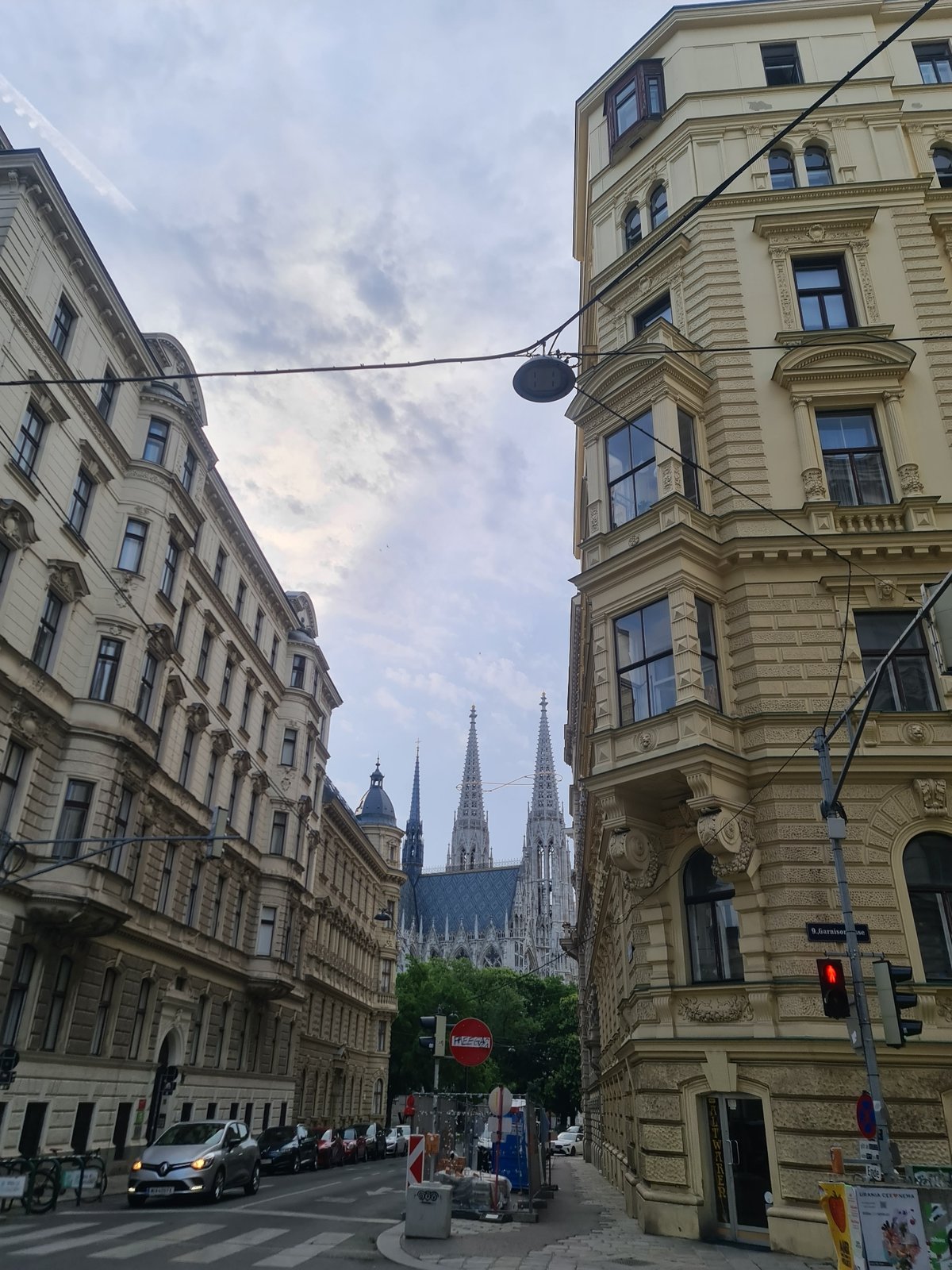 Early morning street-level tour through central Vienna