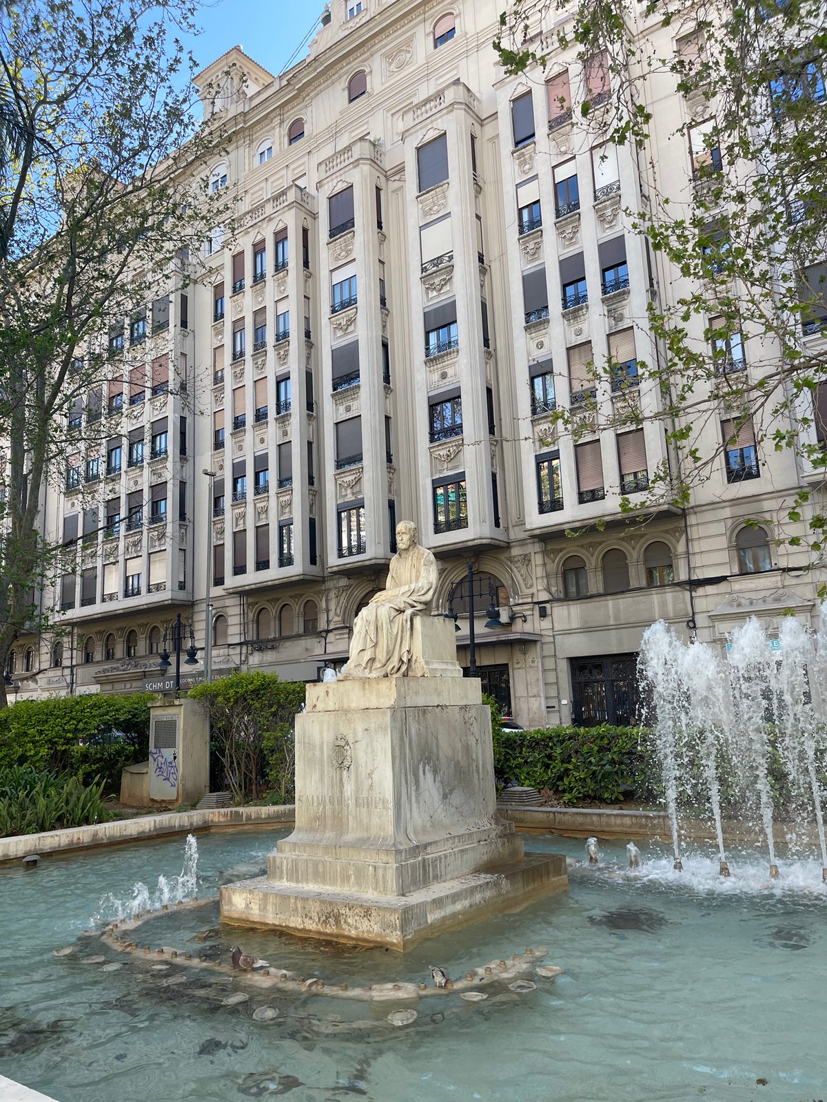 València monument fountain documented by witness in city square