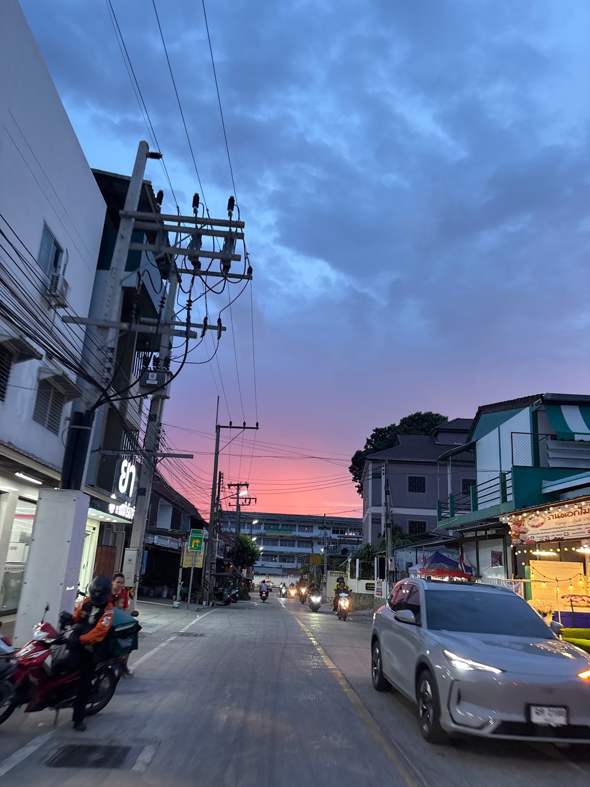 Nong Prue streets at sunset, sky shifting blue to pink