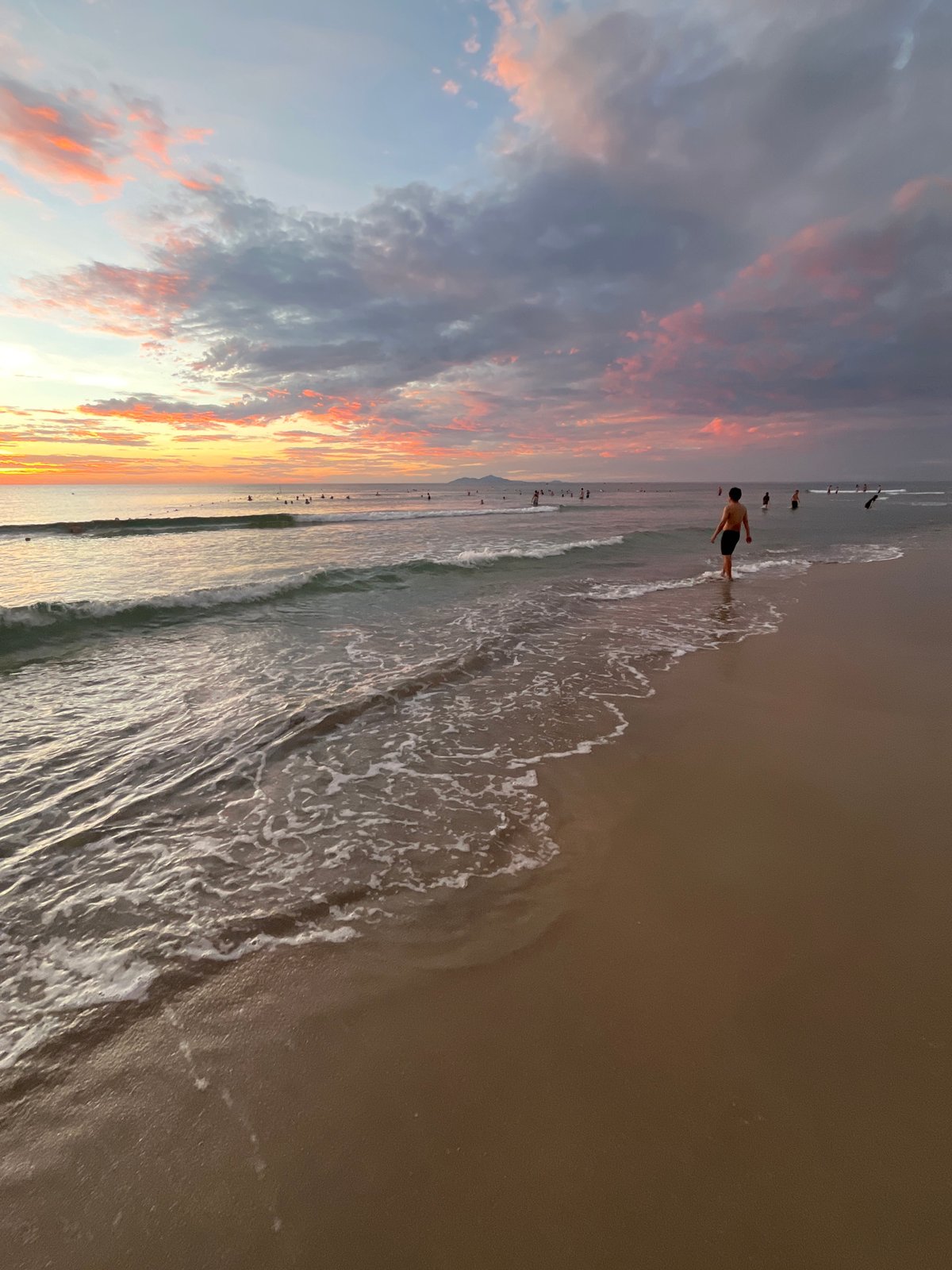 Sunset moments captured along Đà Nẵng beach by witnesses