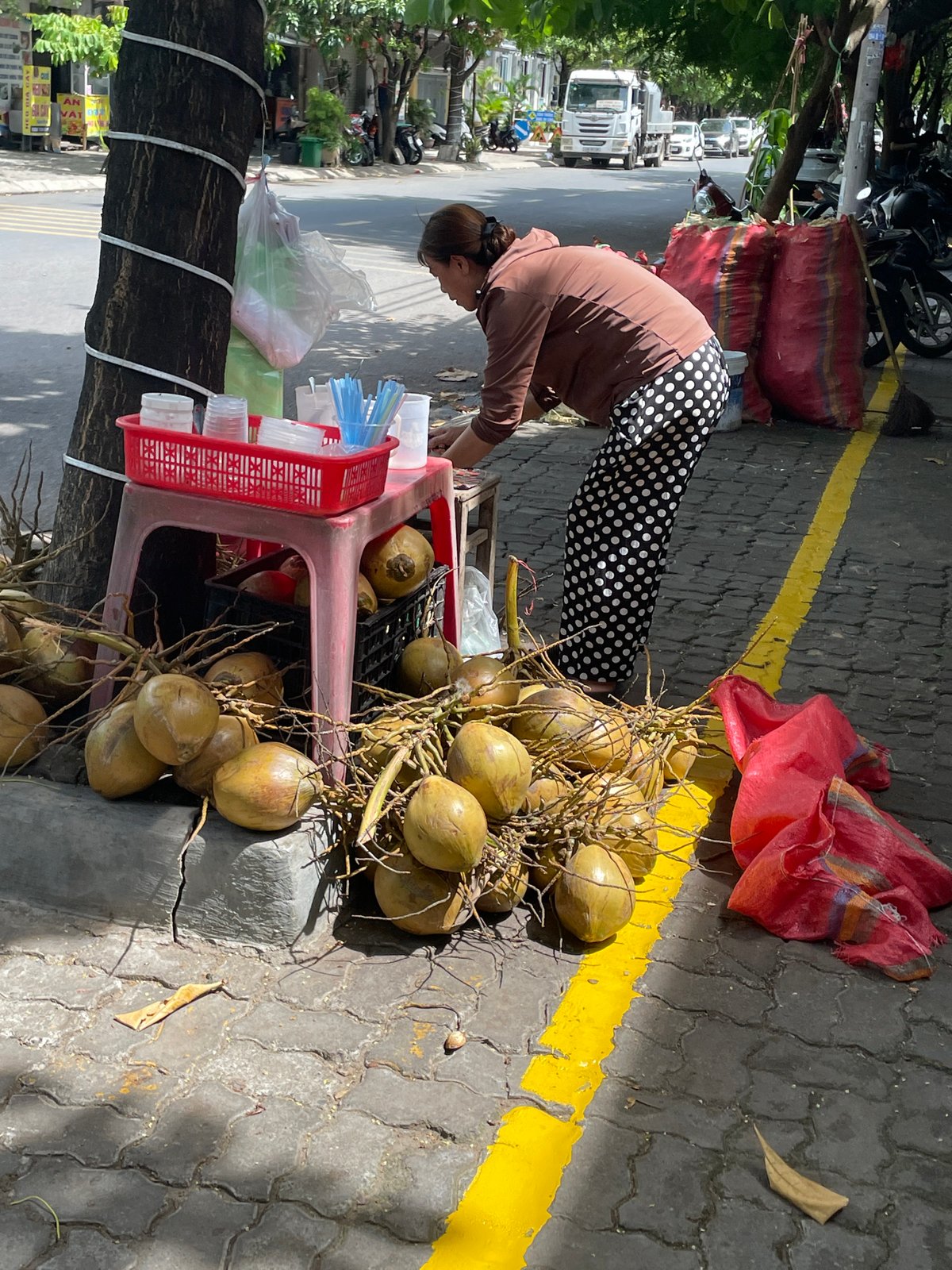 Early morning street life and travel scenes across Đà Nẵng