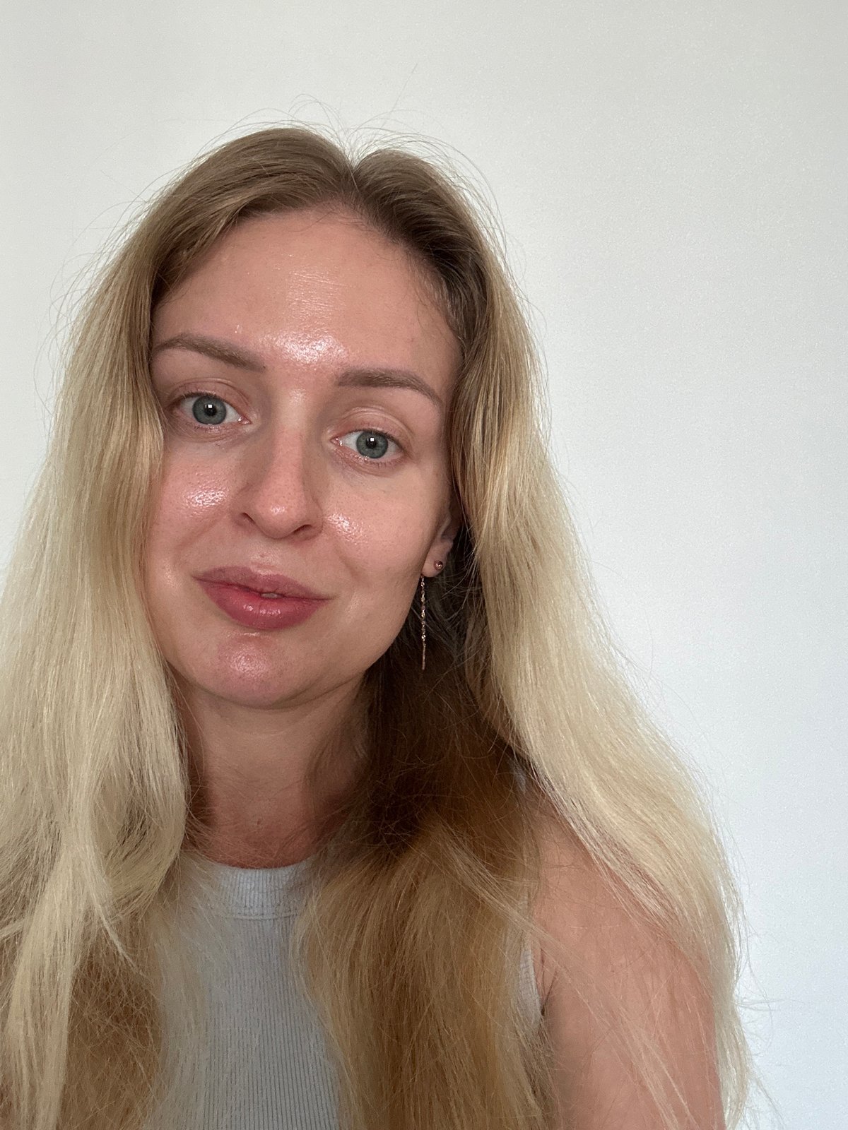 Woman photographed taking elevator selfies in Petah Tikva