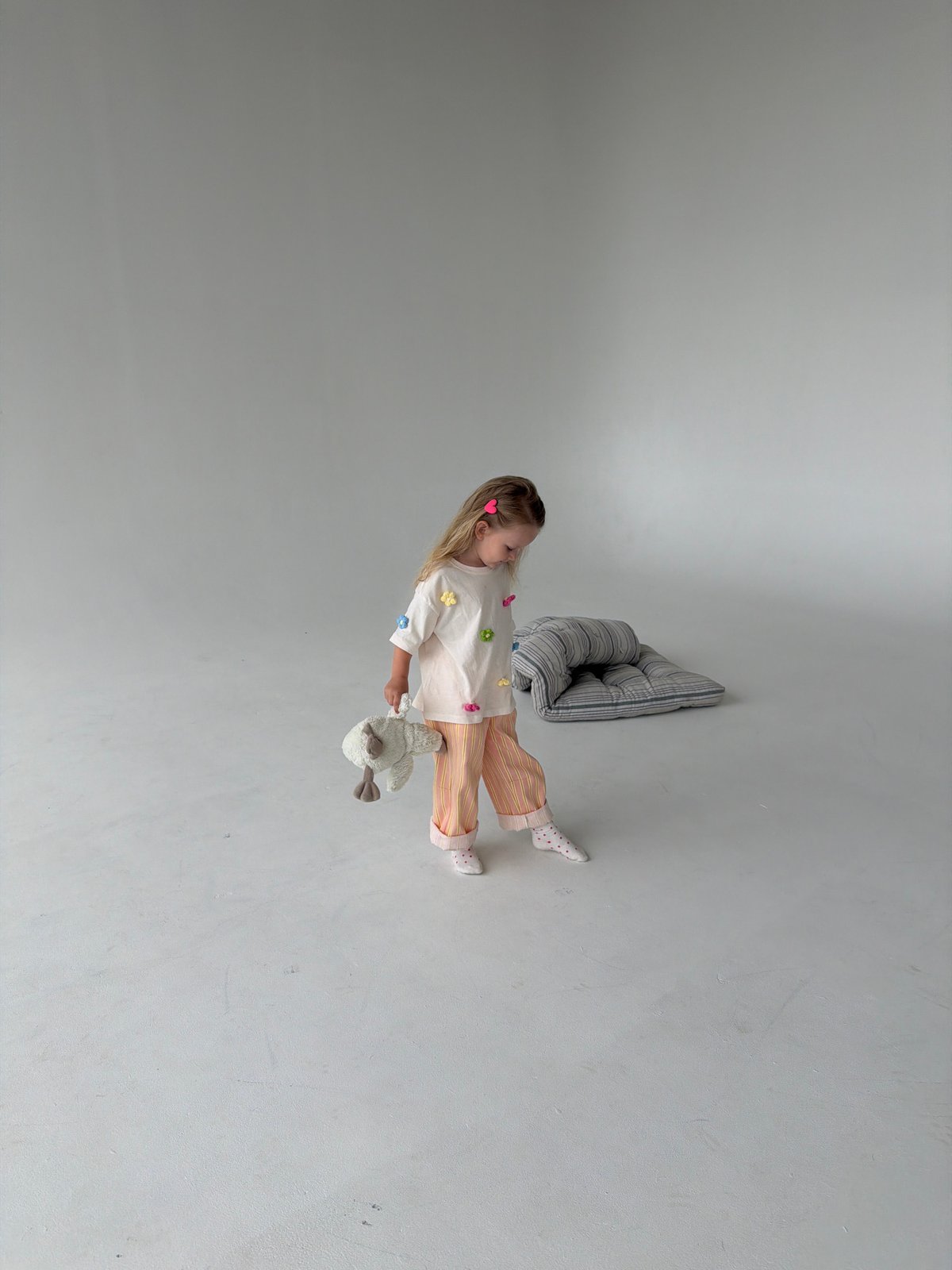 Child photo session captured in Saratov studio space