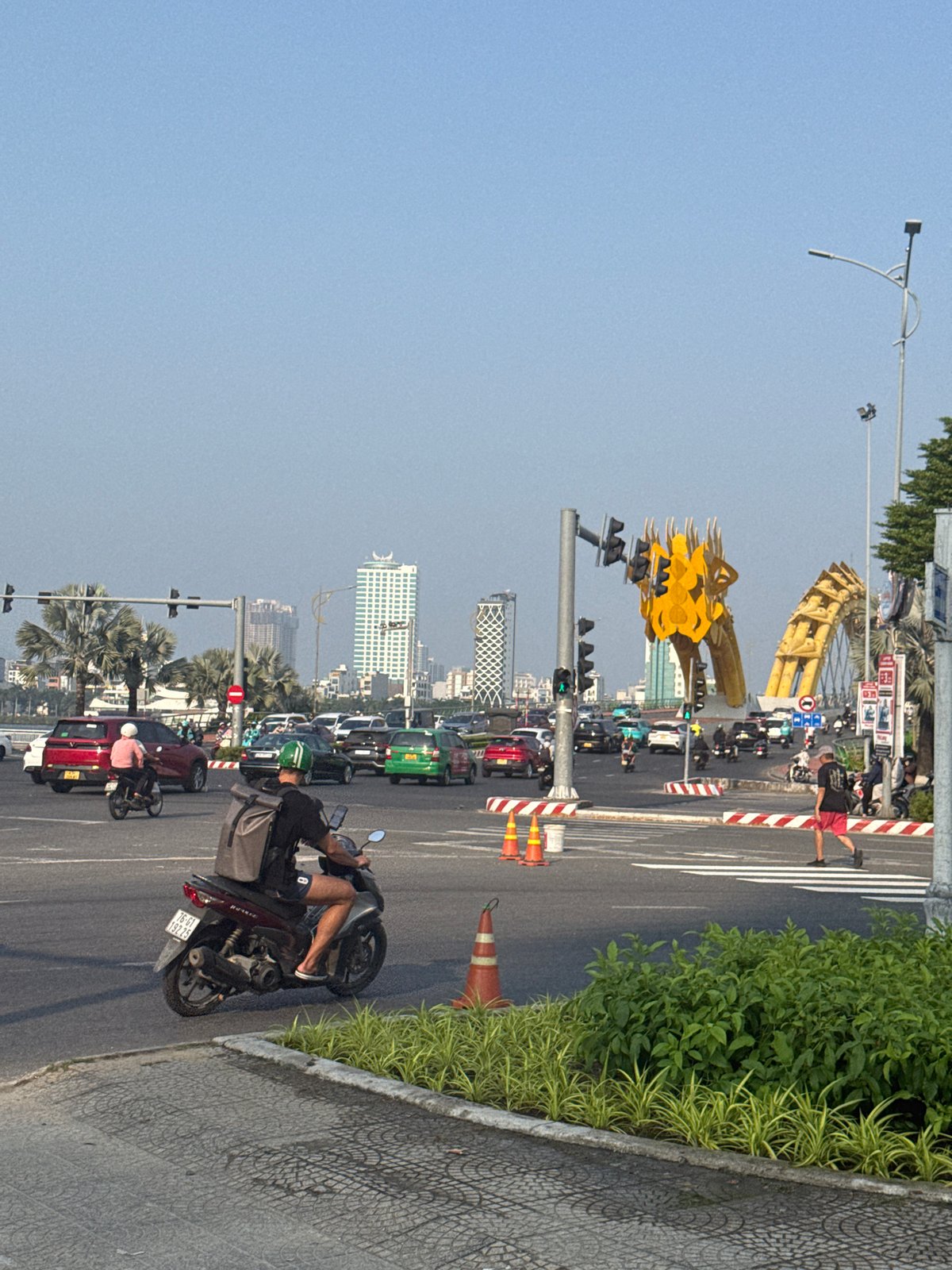 Morning street life documented across Đà Nẵng, Vietnam
