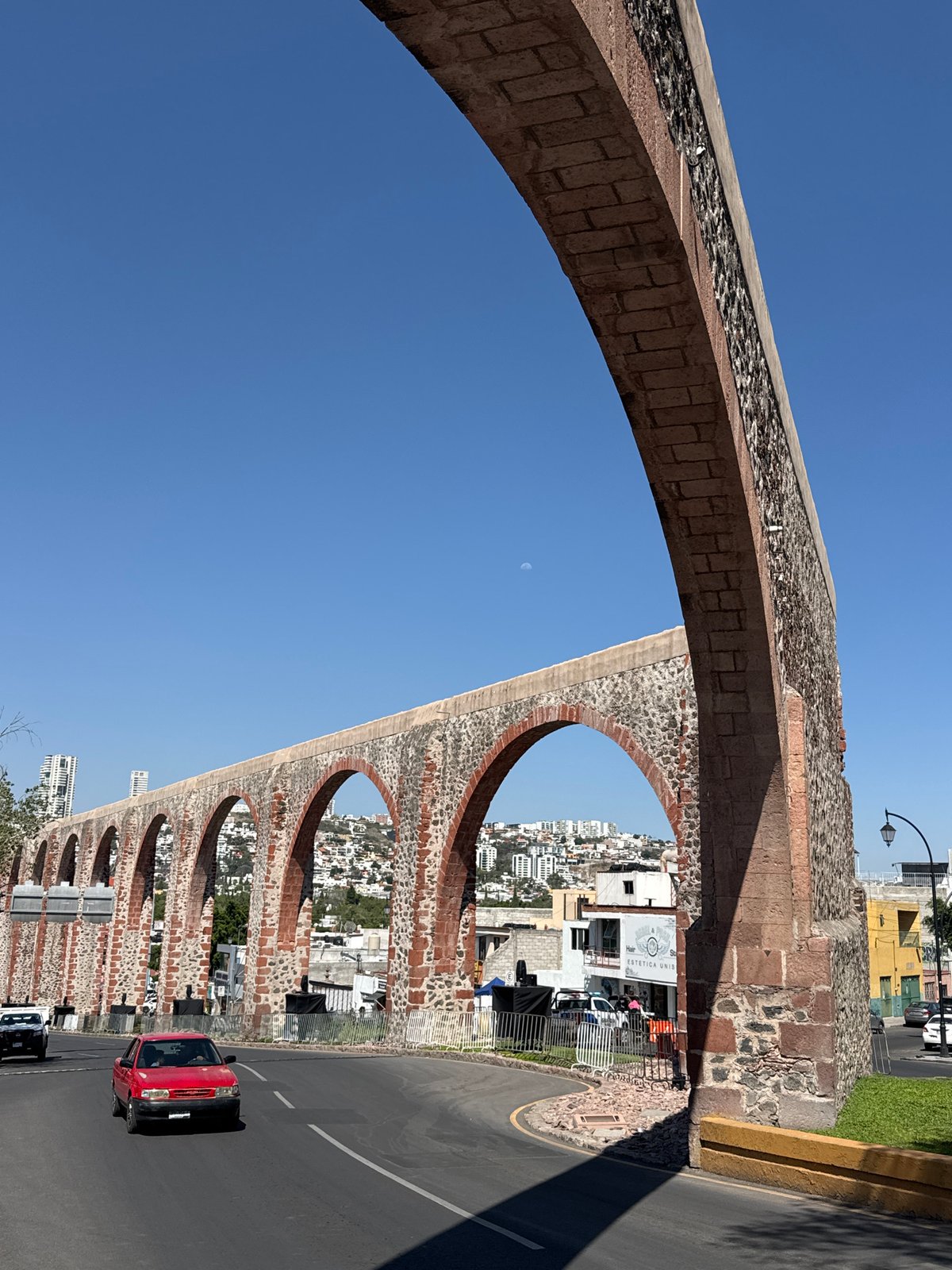 Tourist documents historic Querétaro landmarks including famous aqueduct