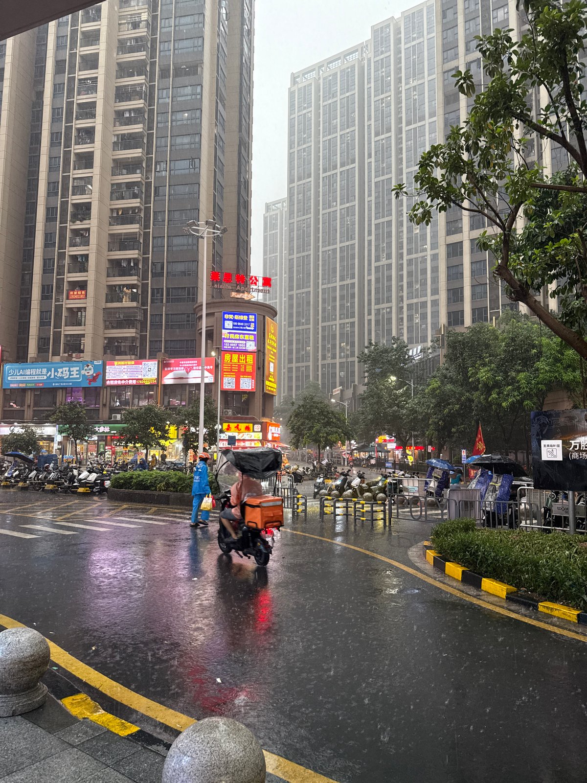 Rainy morning scenes across Haizhu District gyms and streets