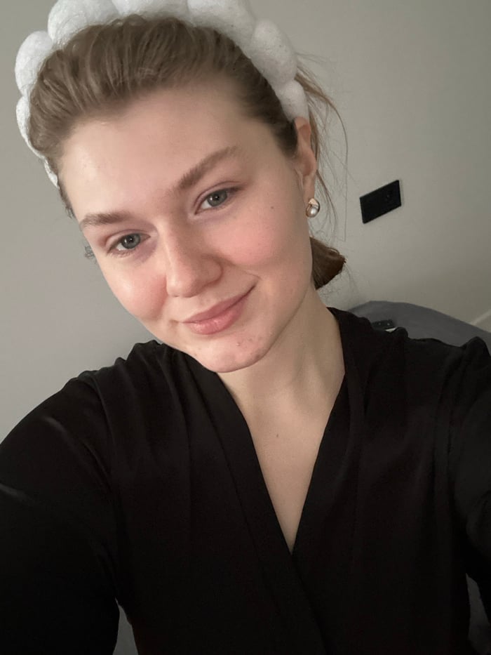 Woman documents morning routine in winter Kazan through selfies