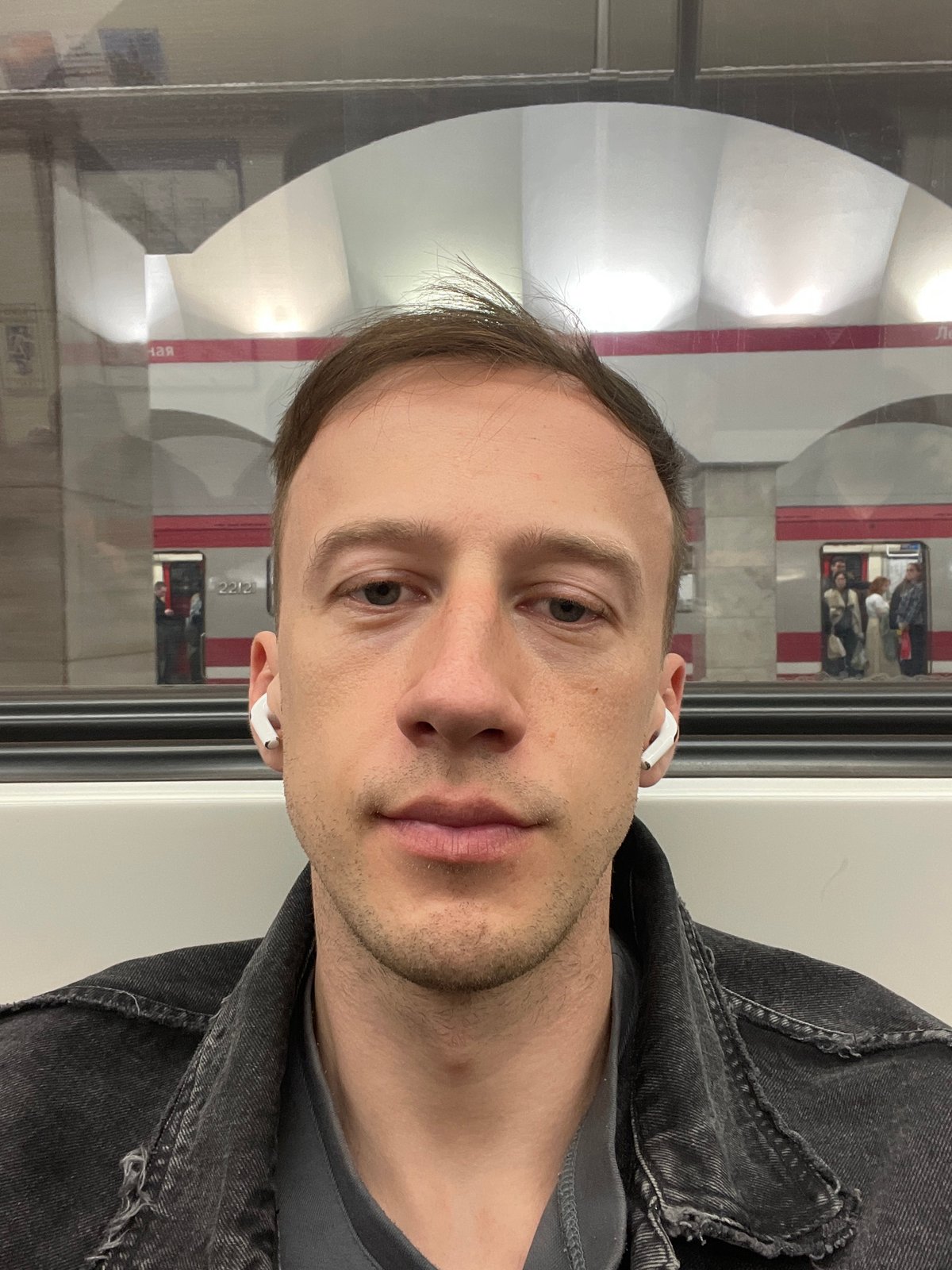Man in earbuds, denim jacket spotted in Saint Petersburg