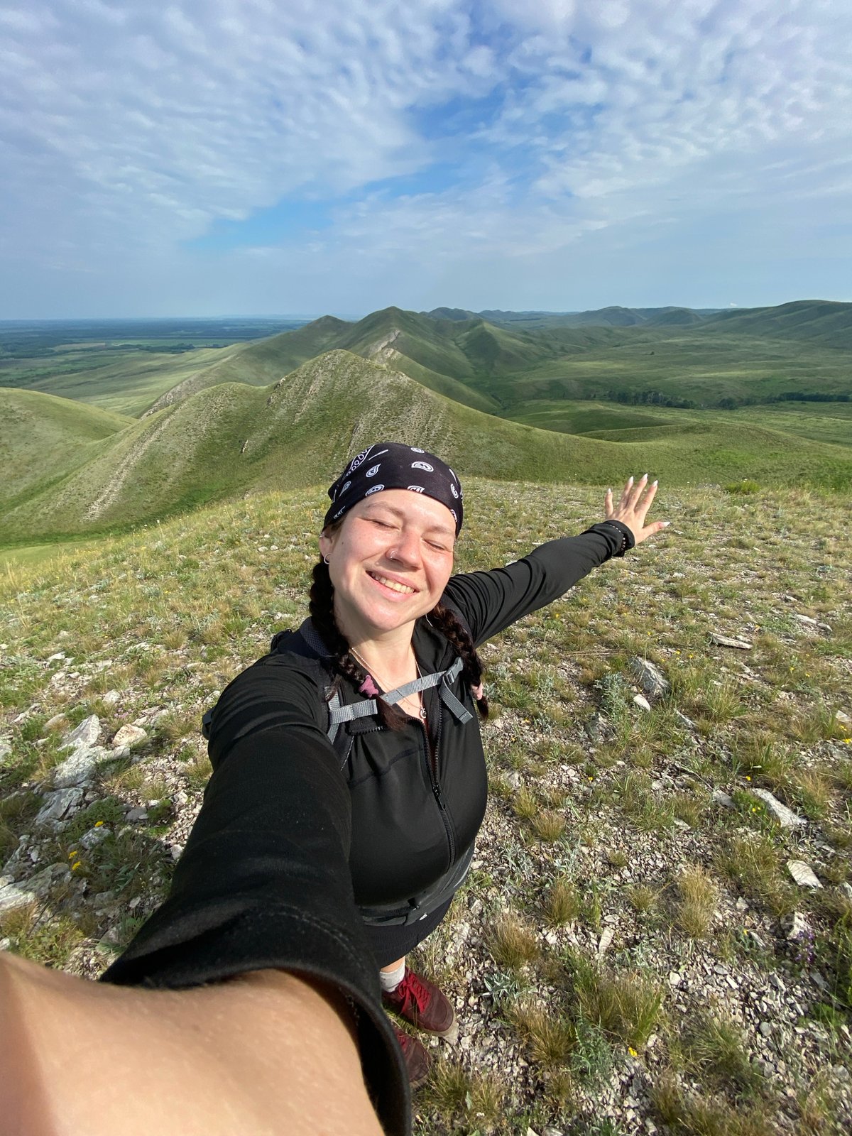 Hiking and selfies on Russian hills near Verkhnyaya Chernorechka