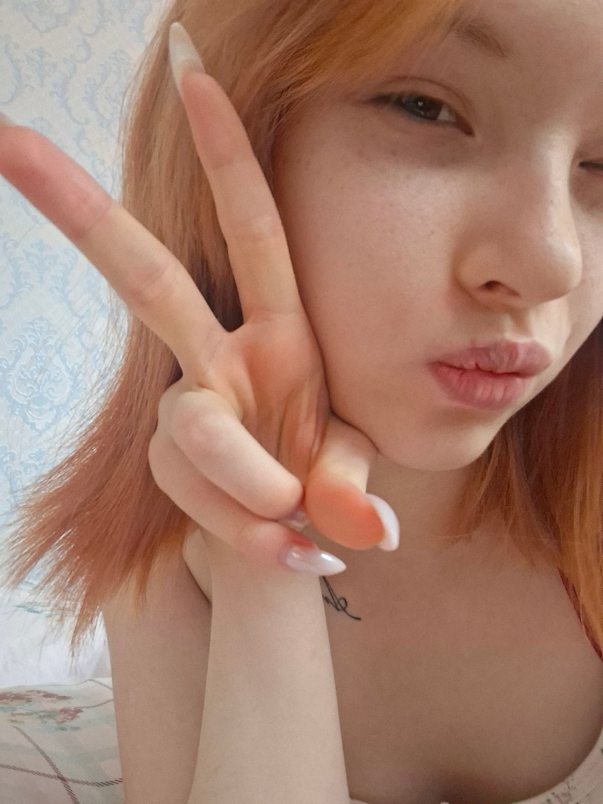 Woman takes selfies in Chaikovsky home during afternoon session