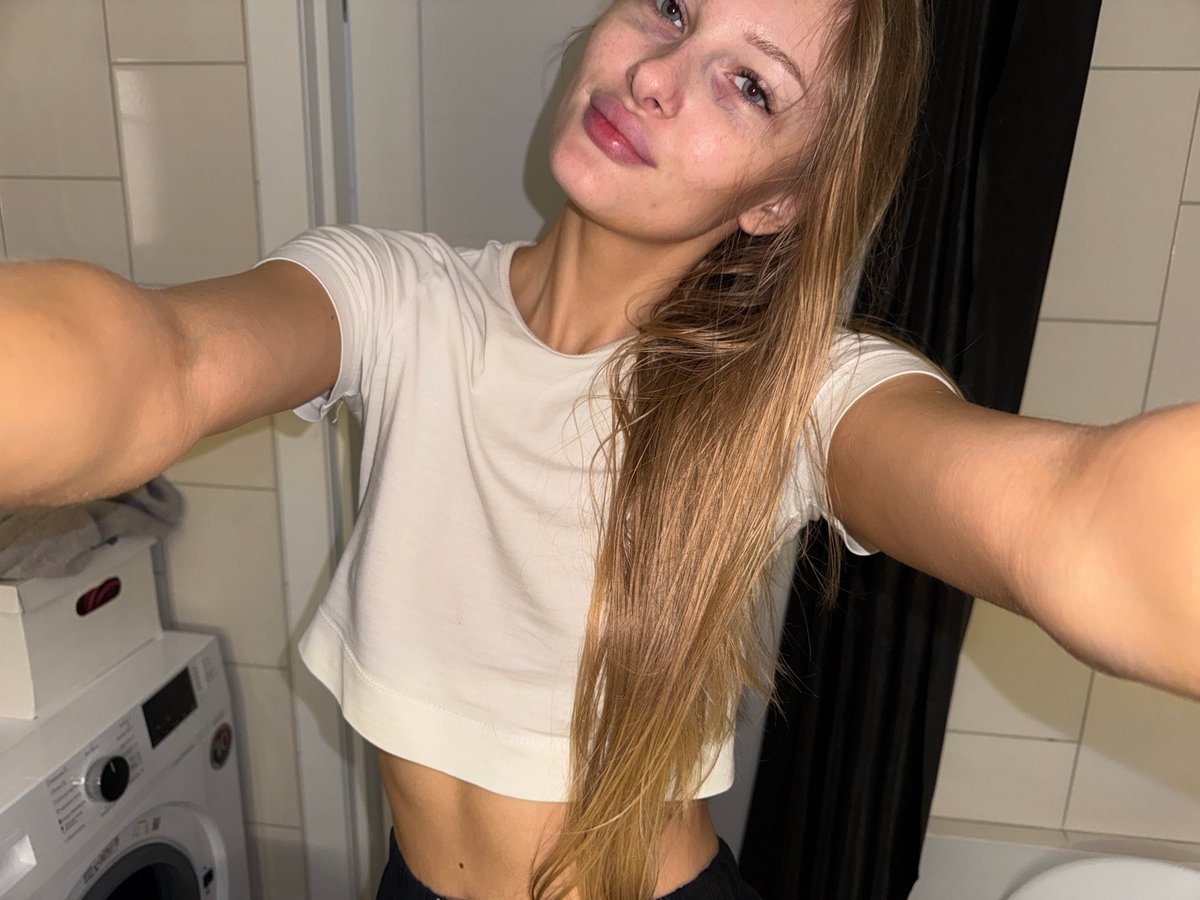 Bathroom mirror selfie session in Perm apartment