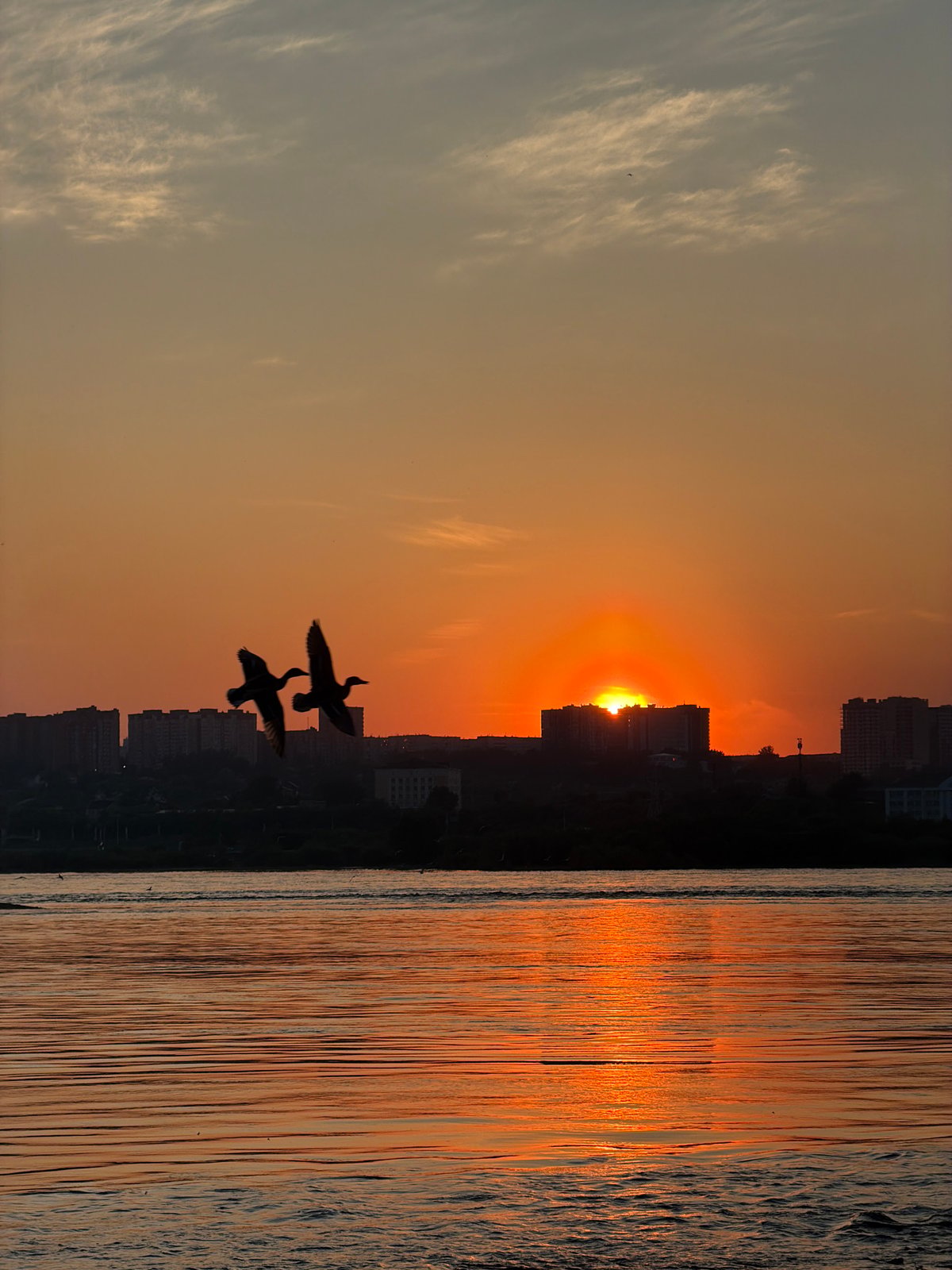 Sunset over Yenisei River captured by witnesses in Krasnoyarsk