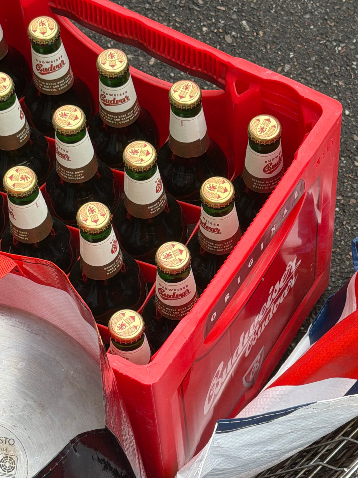 Beer crate and woman separately spotted on Strasbourg street