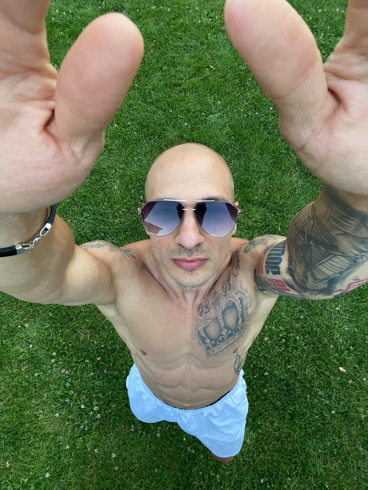 Tattooed workout poses and chill grass hangout in Pleven