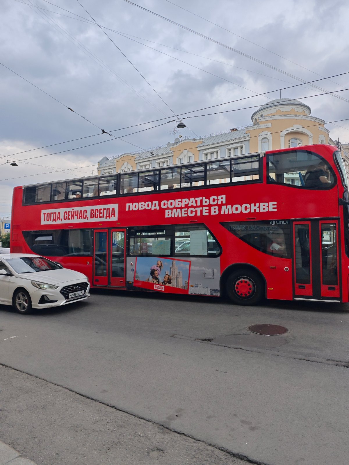 Morning street scenes documented across Saint Petersburg