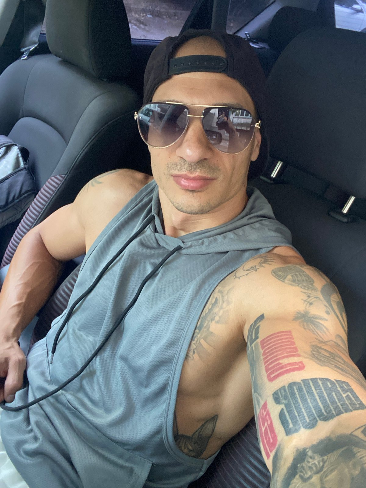 Tattooed passenger in cap and shades, Pleven car