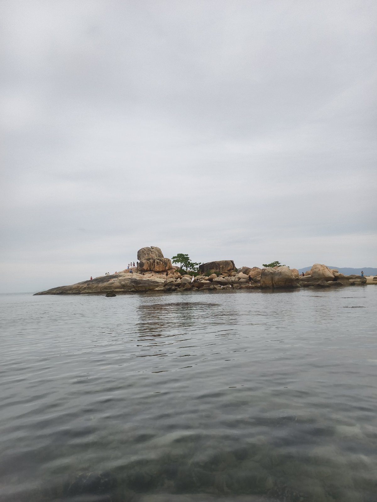 Coastal recreation scenes documented in Nha Trang waters