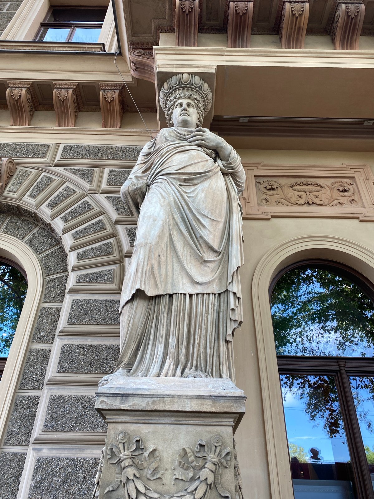 Visitor documents Vienna gardens, statue and Theseus Temple