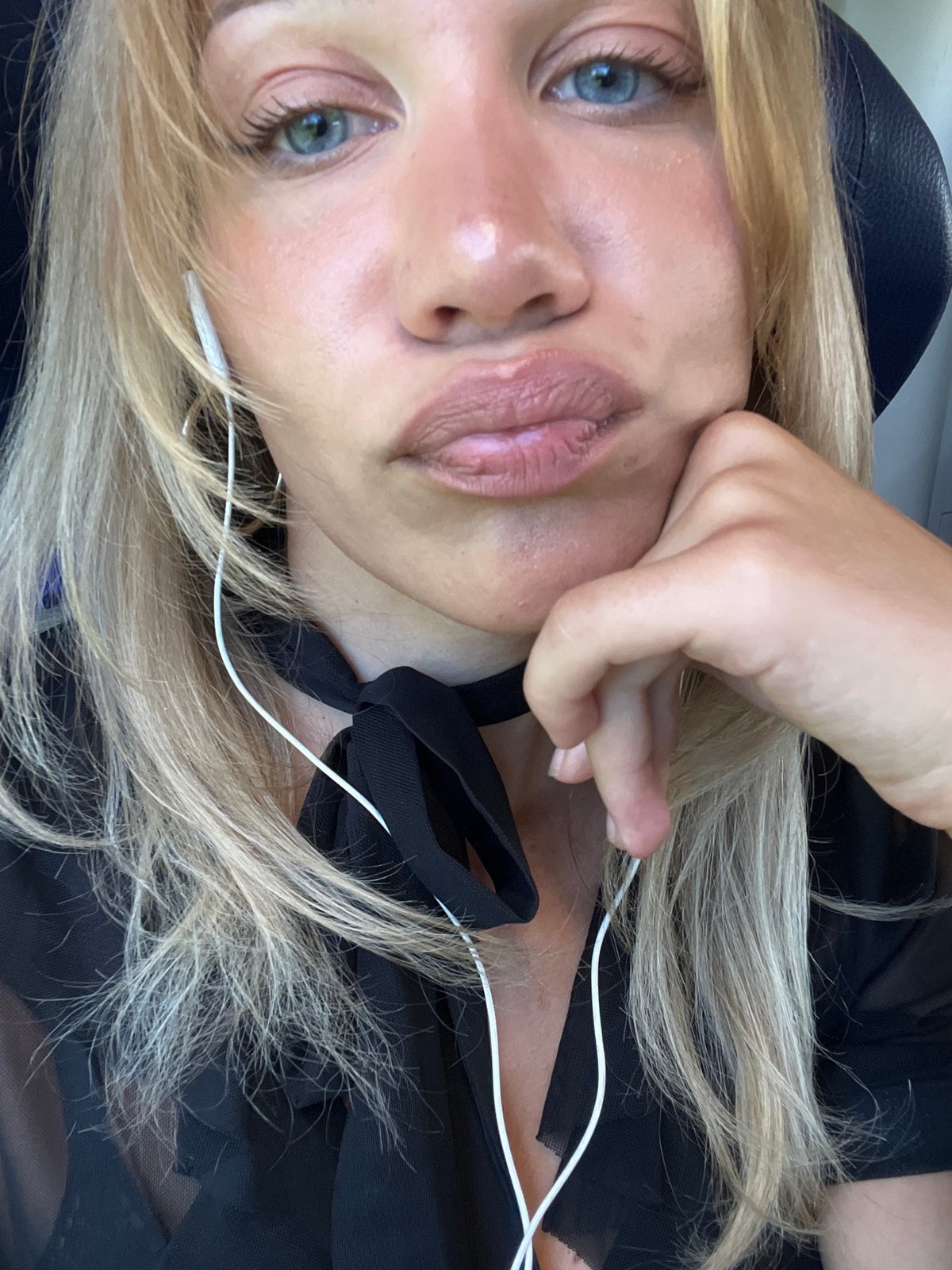 Casual portrait series in Dorfen, earbuds and leopard print