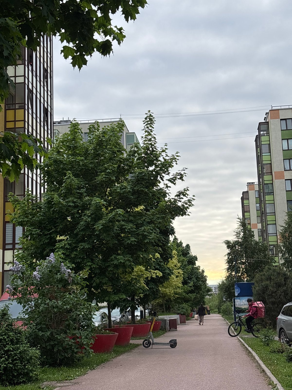 Afternoon stroll through Kudrovo captures residential area and bakery visit