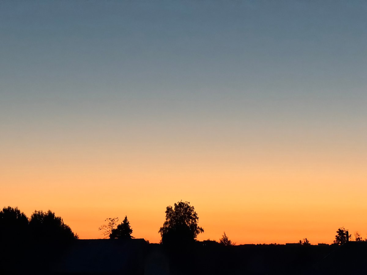 Colorful evening documented in Chaikovsky: relaxation, fruit, child, sunset