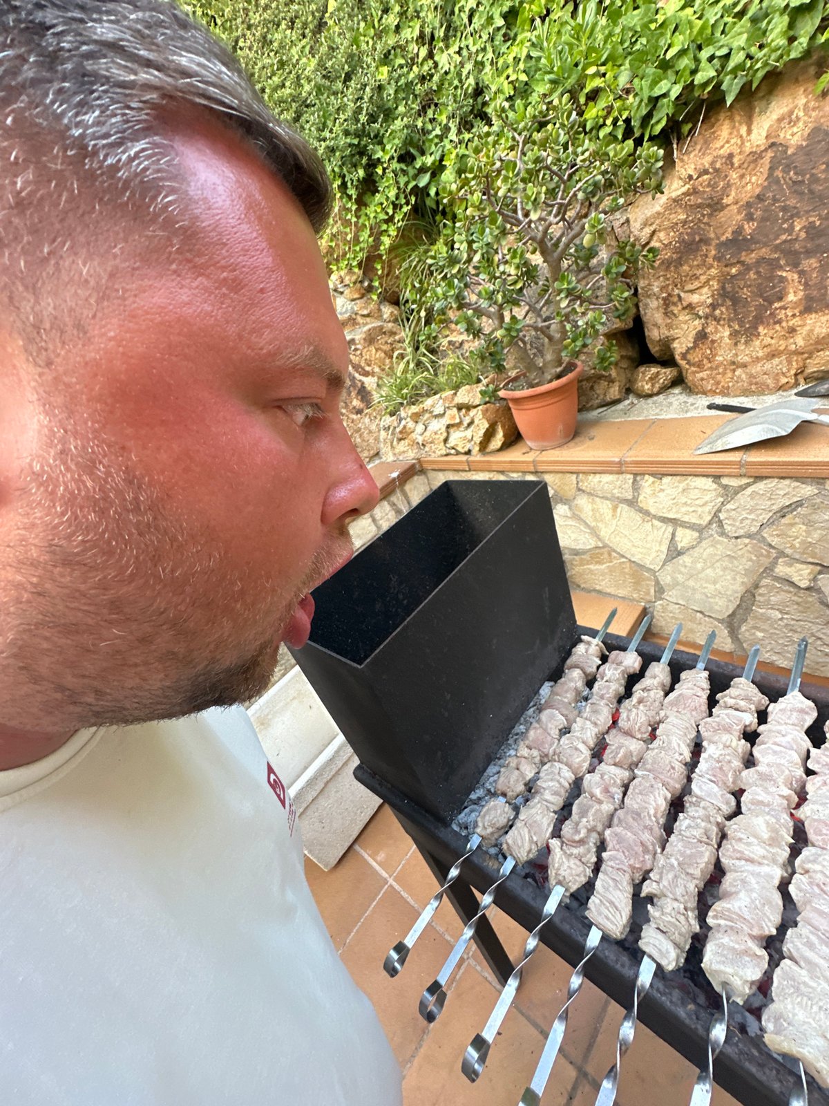 Grilling skewers to a finish in Sant Feliu de Guíxols