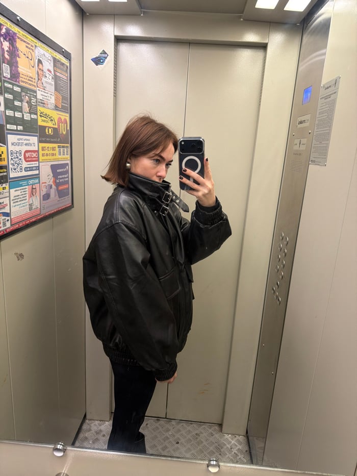 Woman Takes Mirror Selfie in Ust-Ilimsk Elevator
