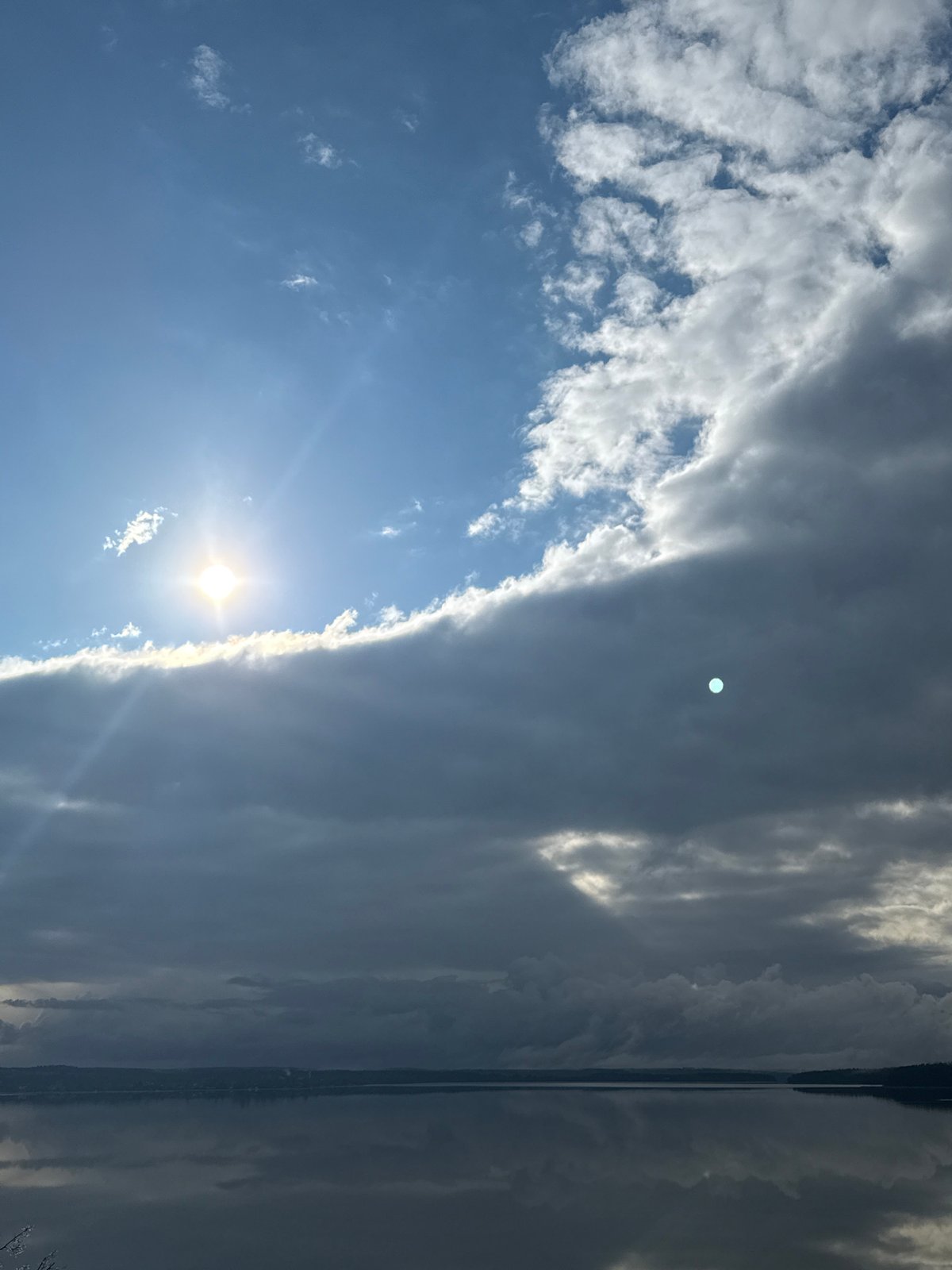 Dramatic weather contrast observed over Votkinsk waterway